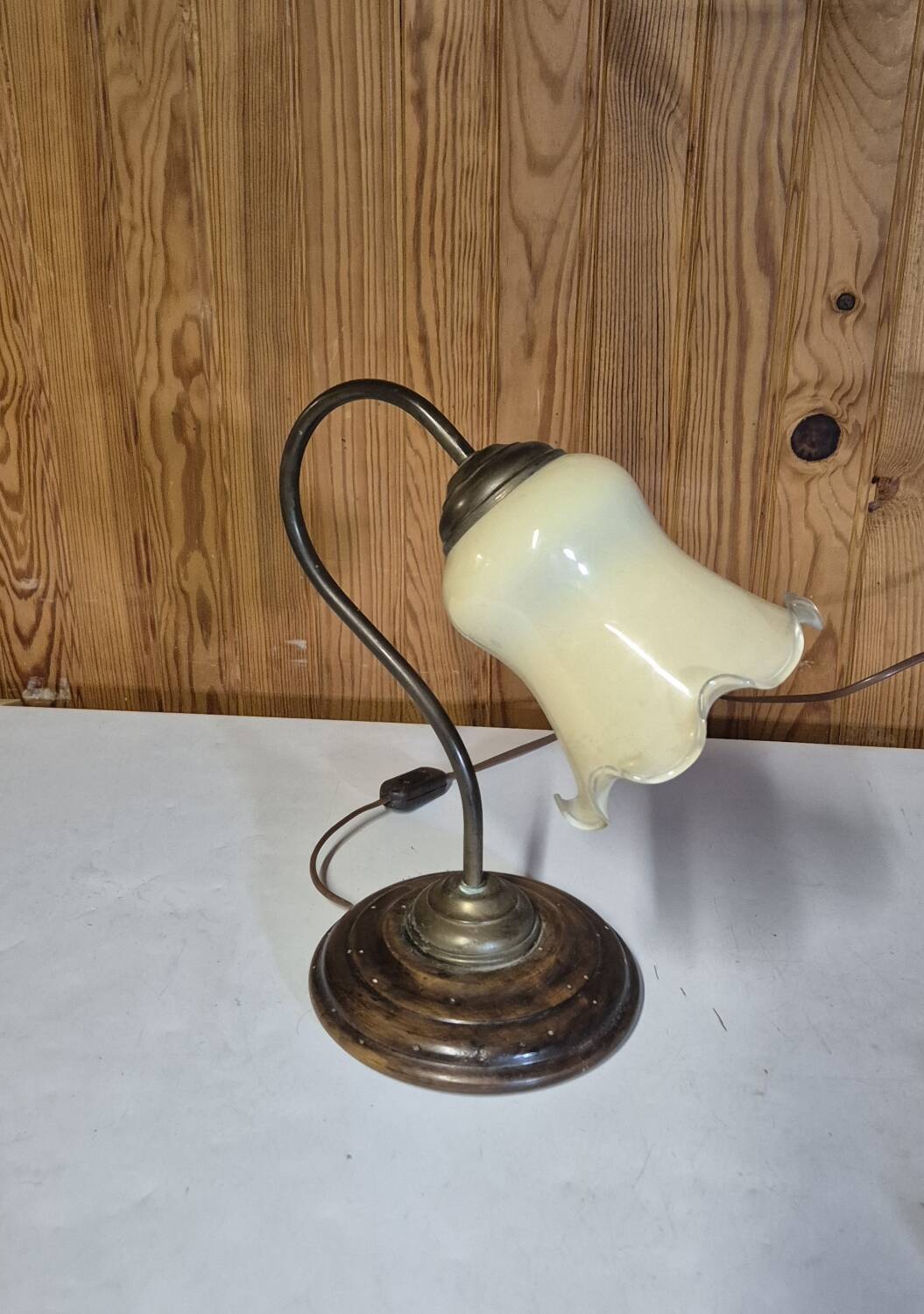 Tulip table lamp with a swan neck in brass and opaline Art Deco.