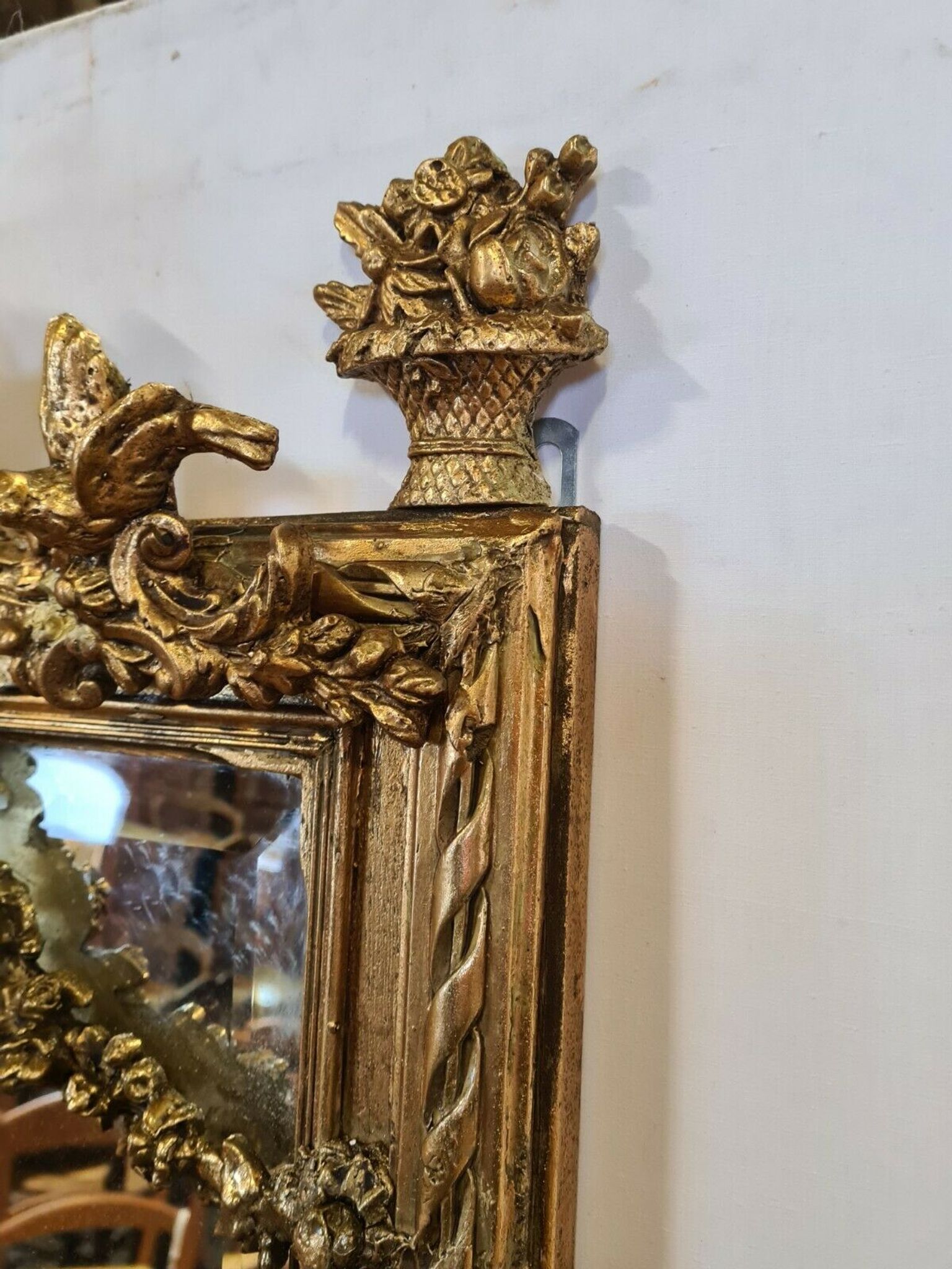Miroir avec un ange en bois doré et stuc 166x61cm