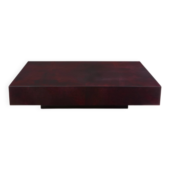 Table basse en parchemin teinté bourgogne par Aldo Tura années 60