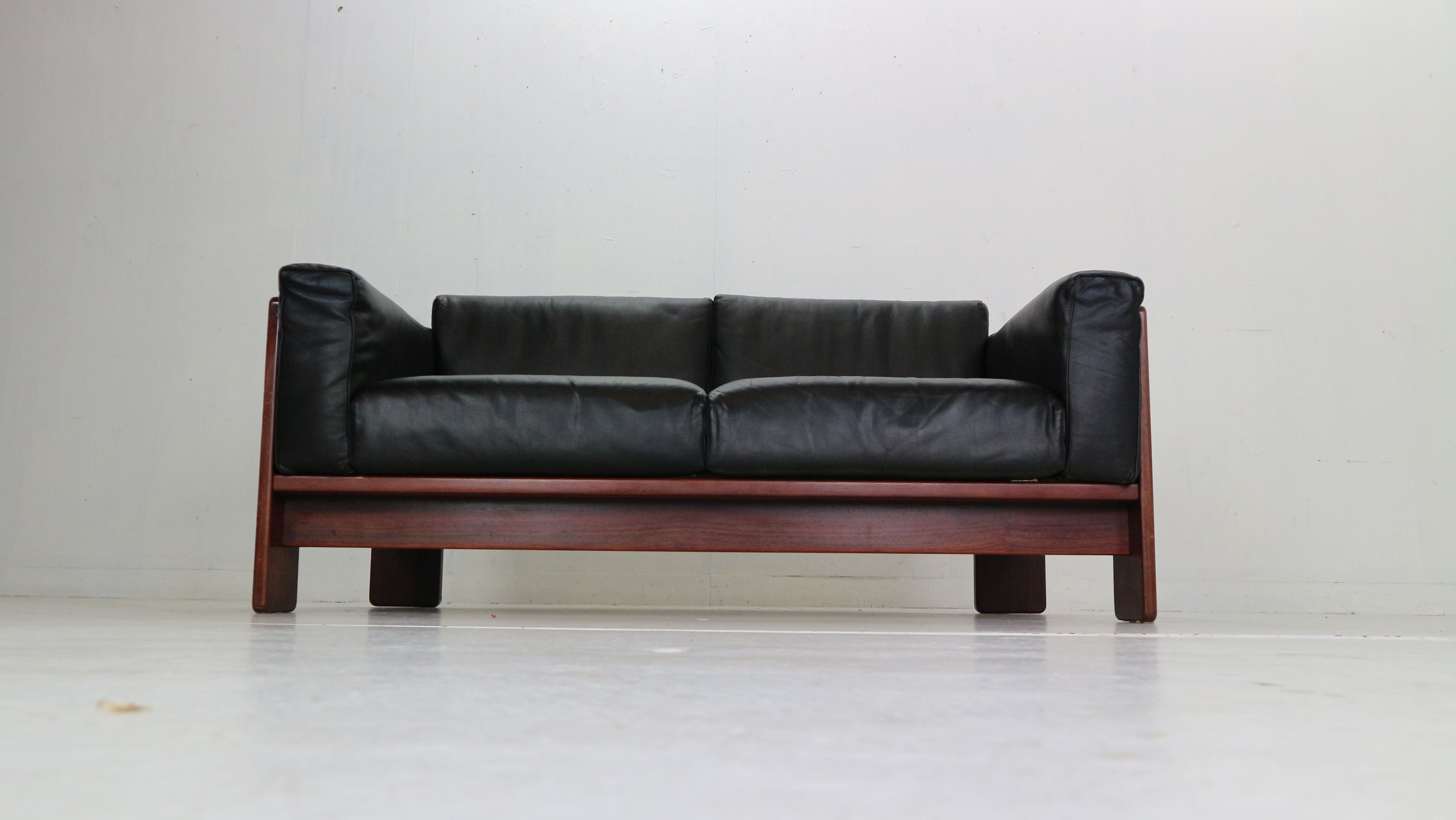 Tobia Scarpa black leather "Bastiano" 2-seater sofa for Knoll, 1960s, Italy