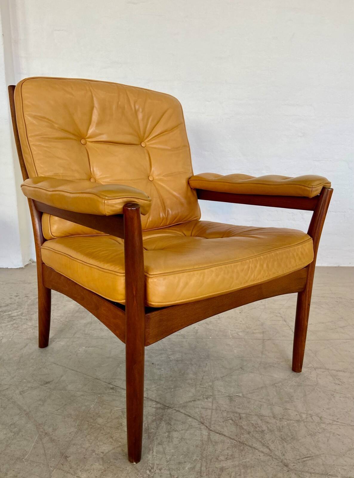 Fauteuil en cuir beige vintage des années 1970 par Göte Möbler.