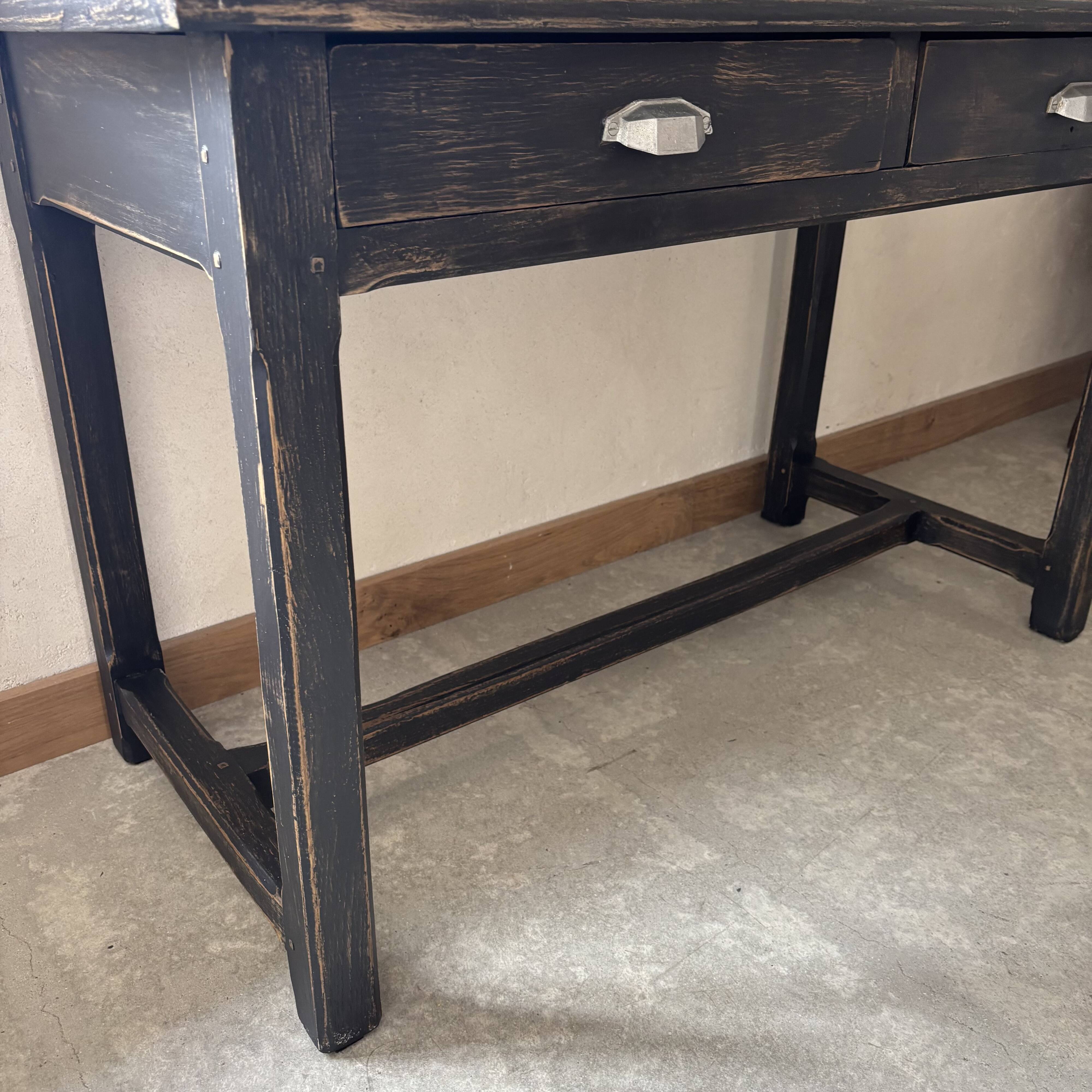 Black table with 2 drawers