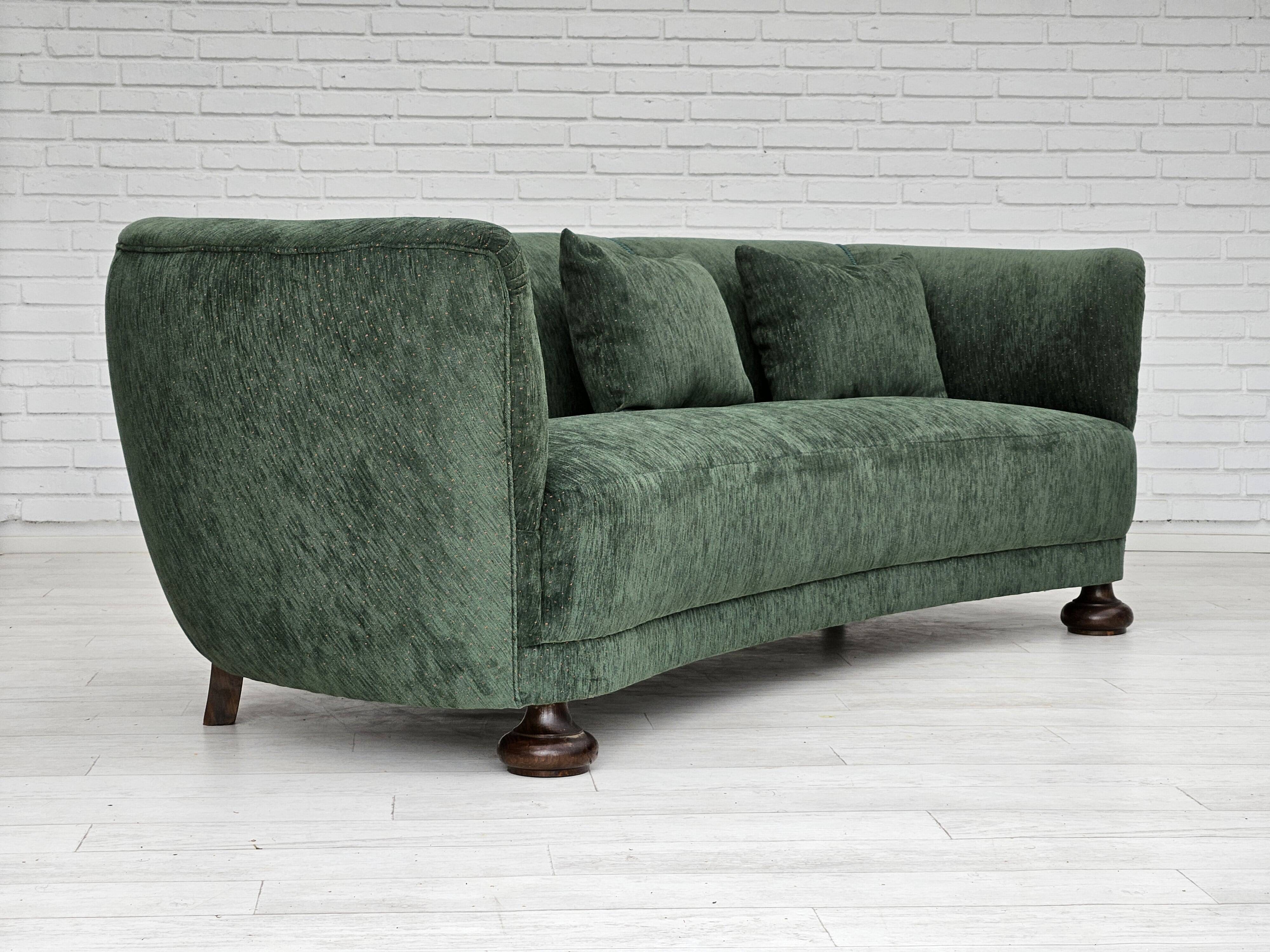 Années 1960, design danois, canapé 3 places "Banana" refait à neuf, velours vintage.