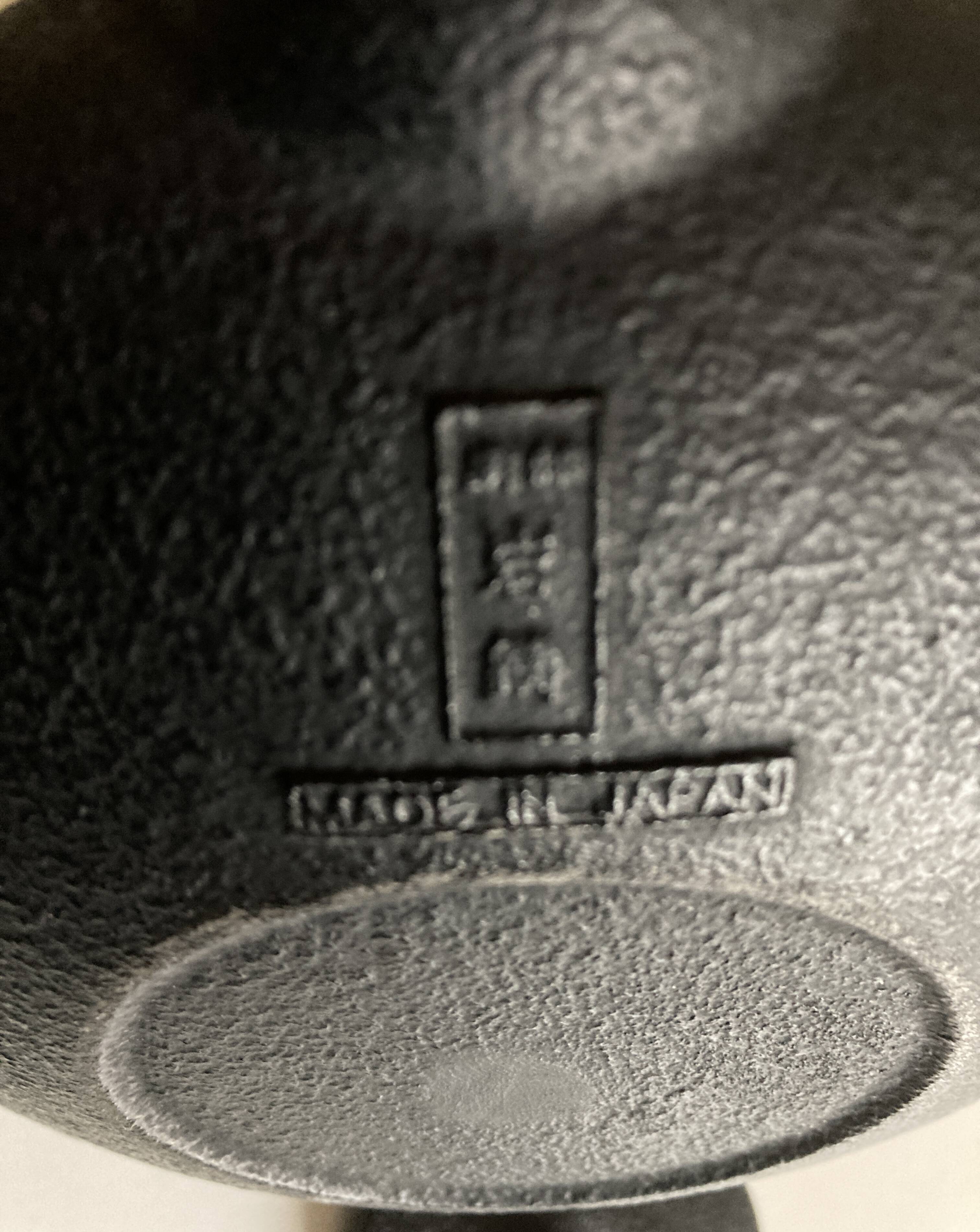 Théière ancienne en fonte japonaise Iwachu  0,5L noire