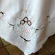 Nappe brodée à la main et dentelle guipure ancienne