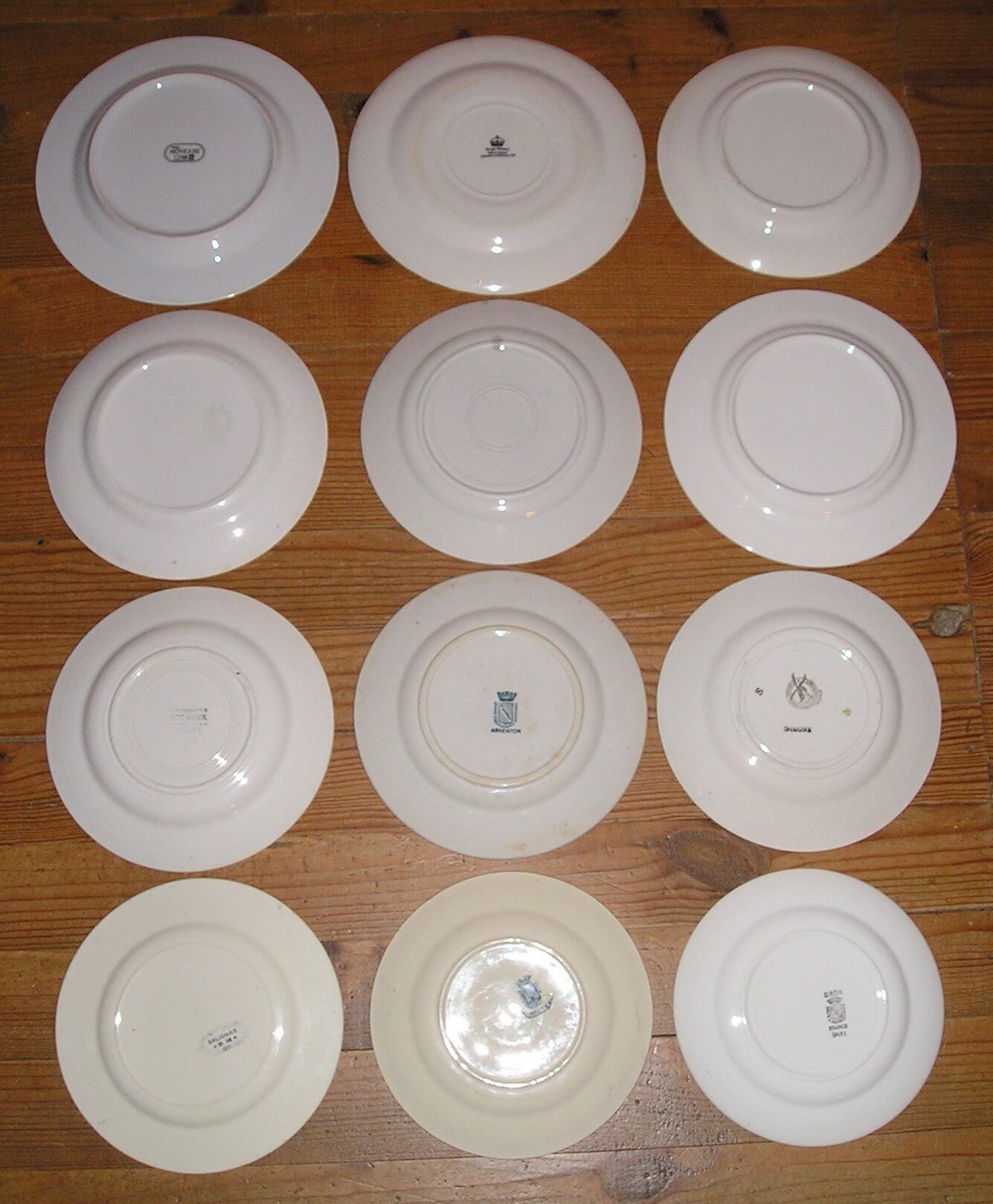 Set of 12 different flat plates