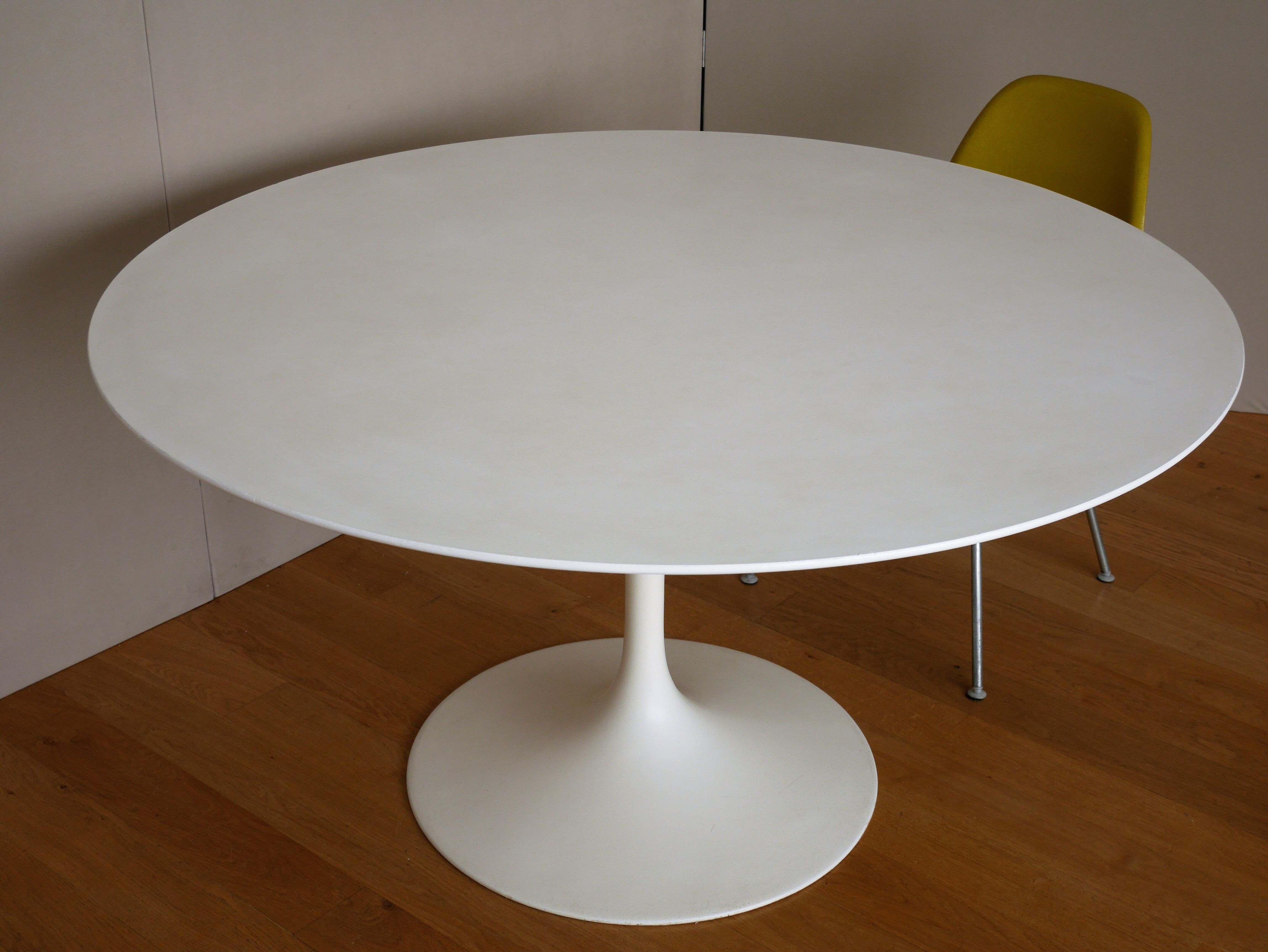 Tulip table by Eero Saarinen for  Knoll International