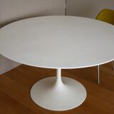 Tulip table by Eero Saarinen for  Knoll International