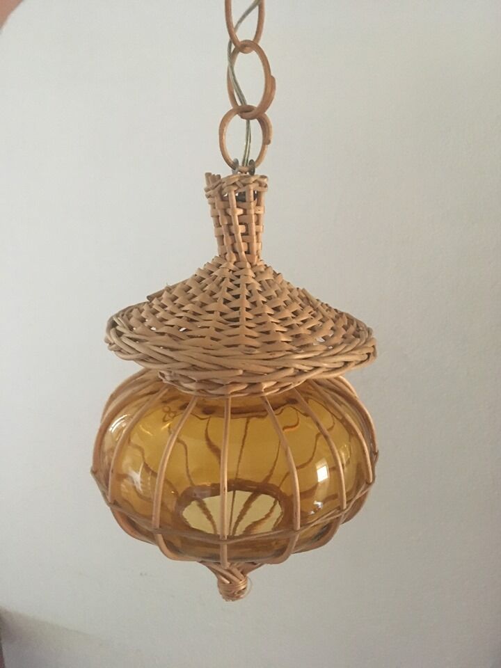 Suspension in wicker and amber glass