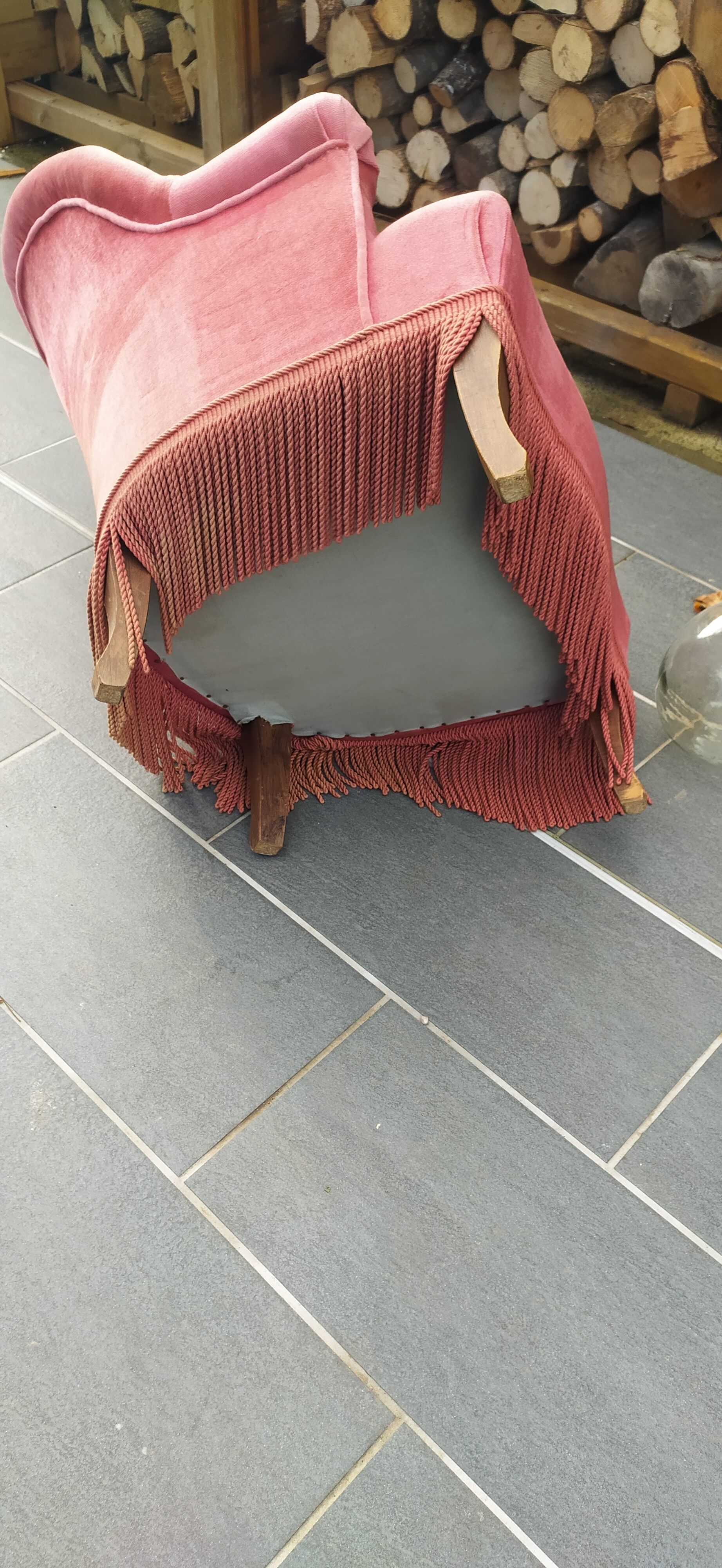 Pink velvet toad armchair with fringes