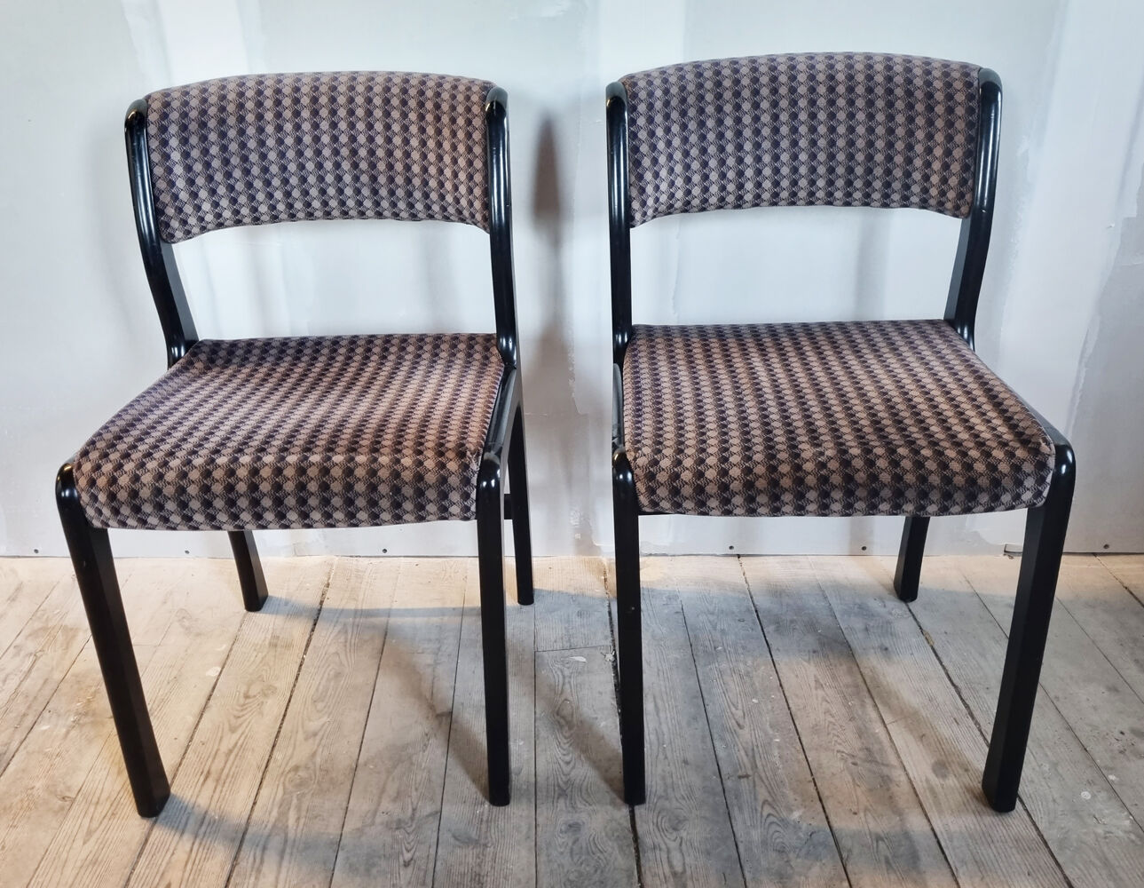 Paire de chaises esprit scandinave velours années 80