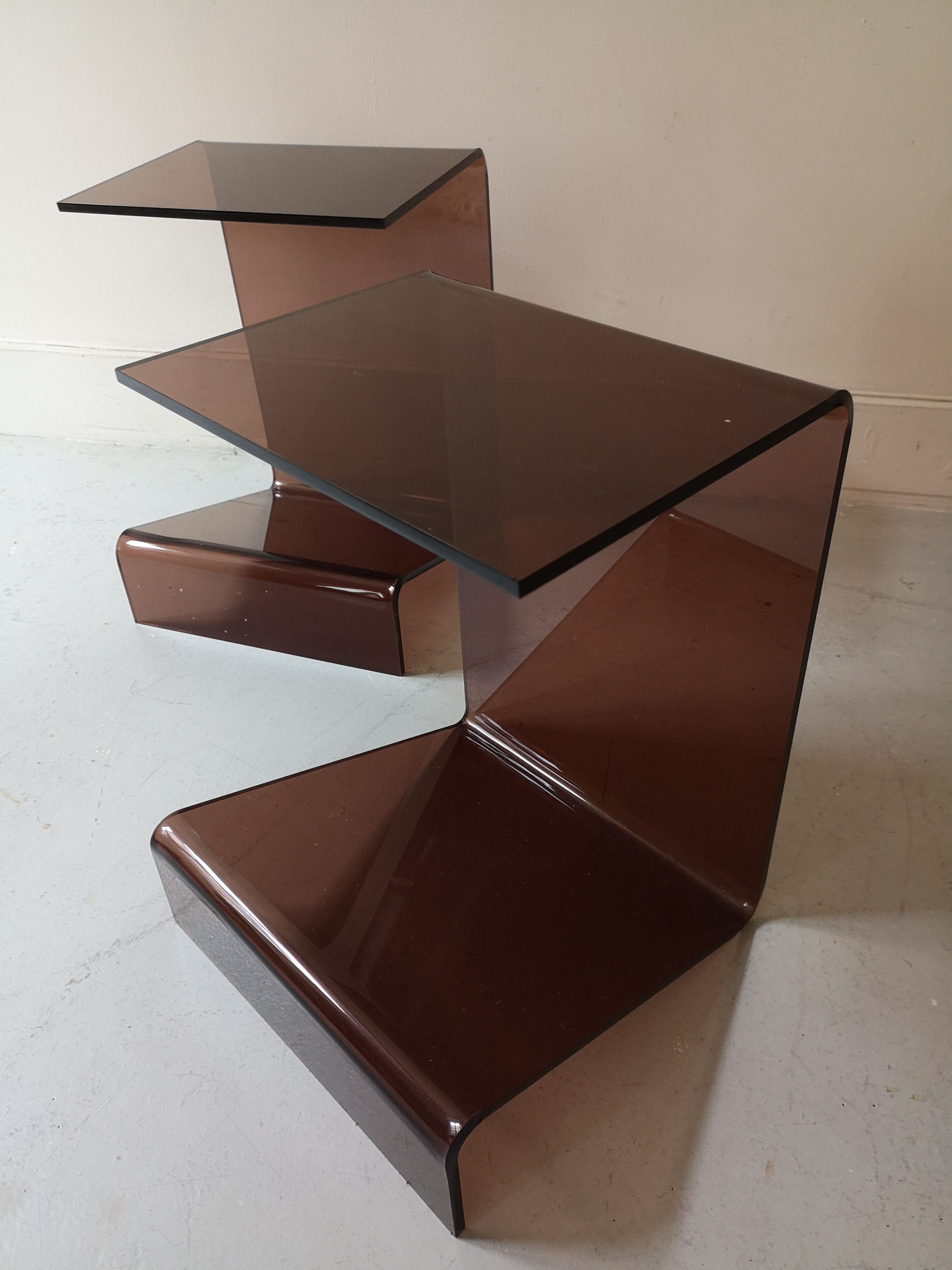 Set de 2 tables de chevets en plexiglas fumé, Design 1970