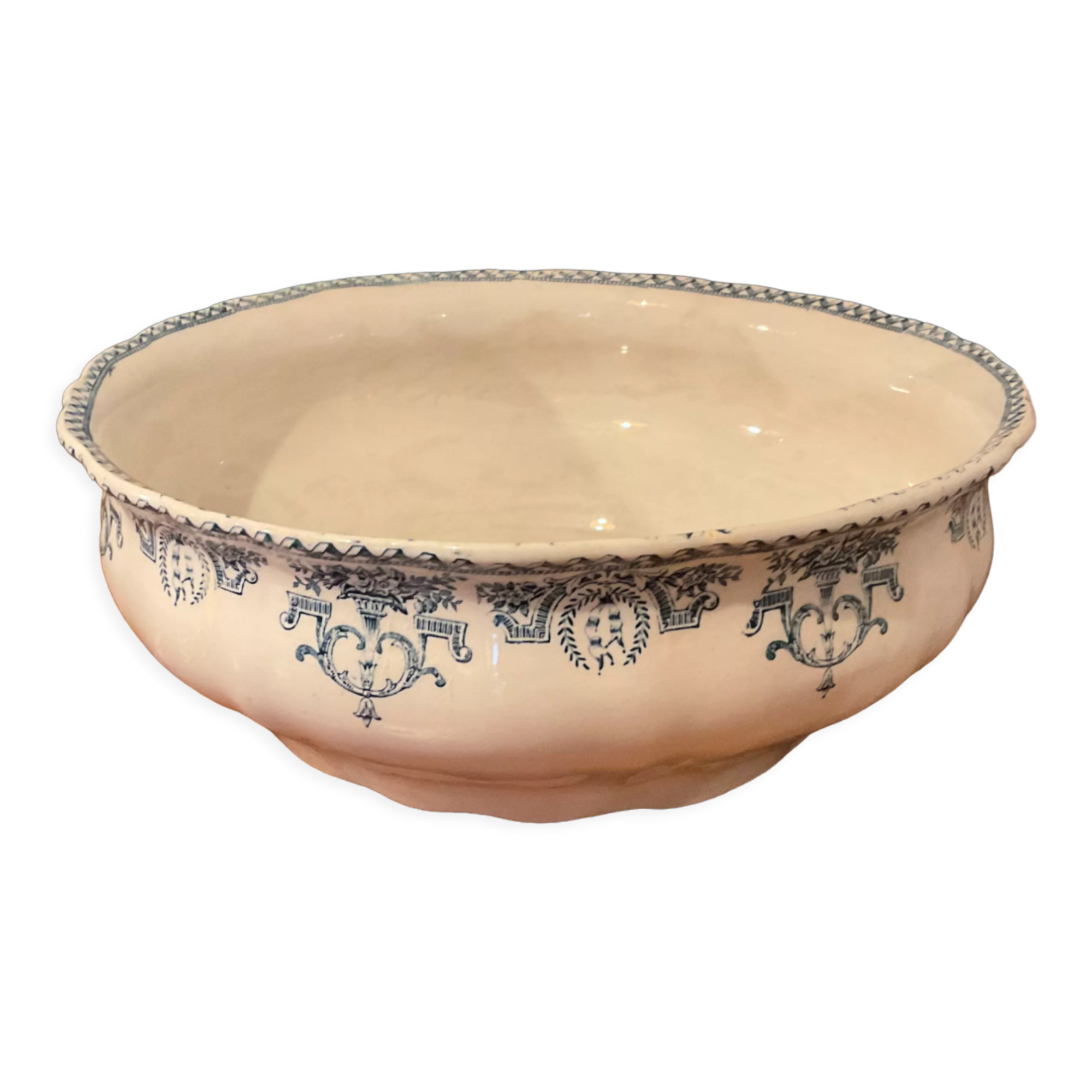 Salad bowl. Iron Earth . Model Louis XVI. 1900
