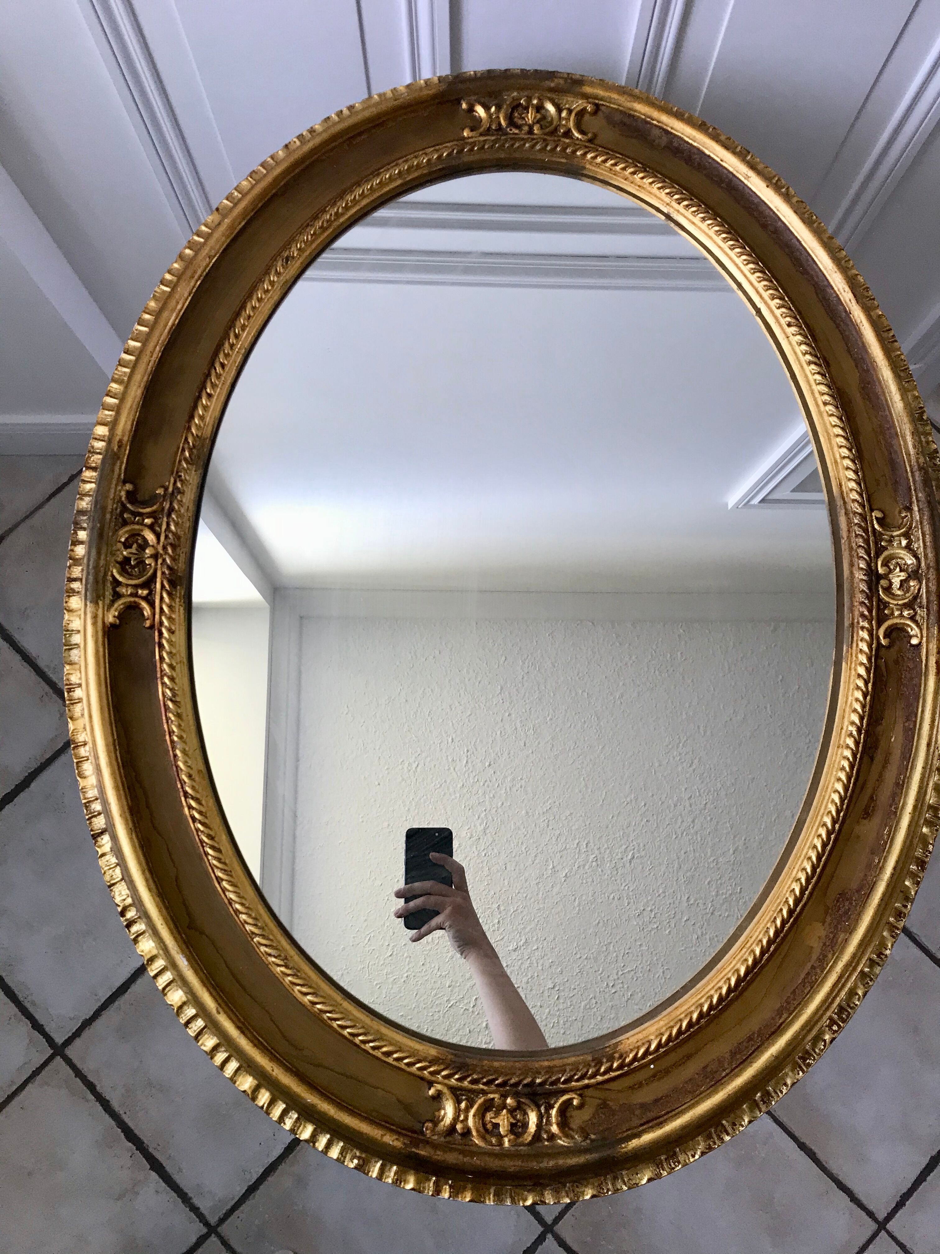 Grand miroir oval en stuc doré vintage