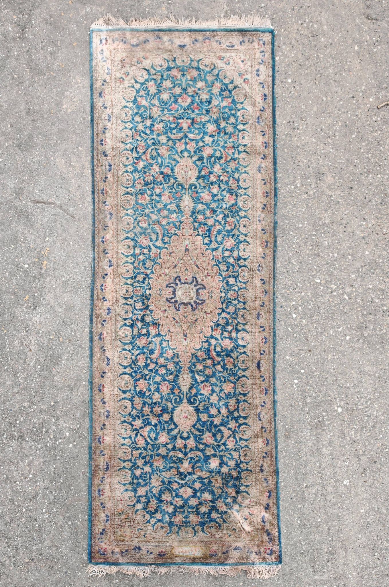 Kerman runner carpet in antique silk, hand-knotted from the 1940s.