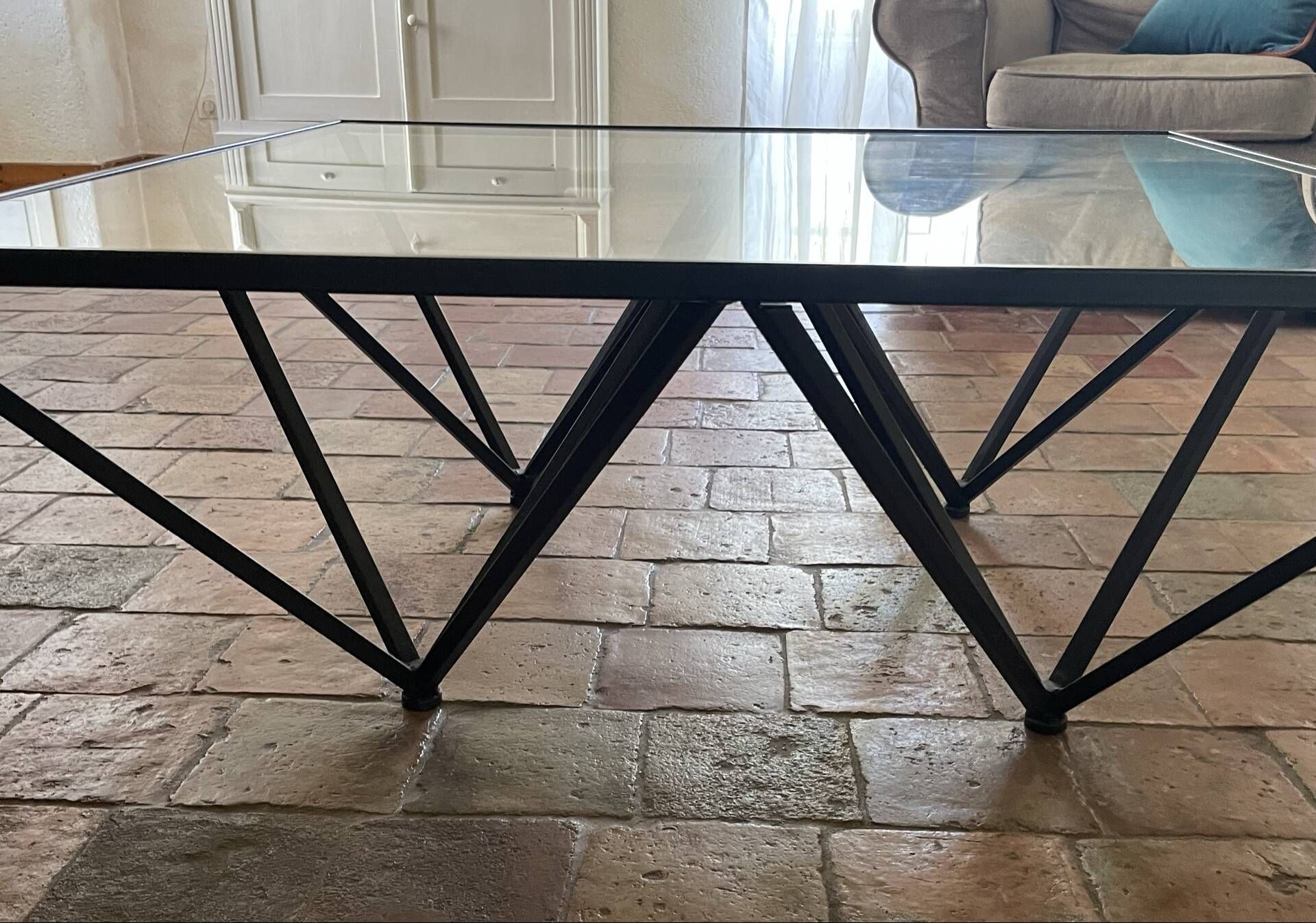 Design coffee table in glass and black metal – Geometric base