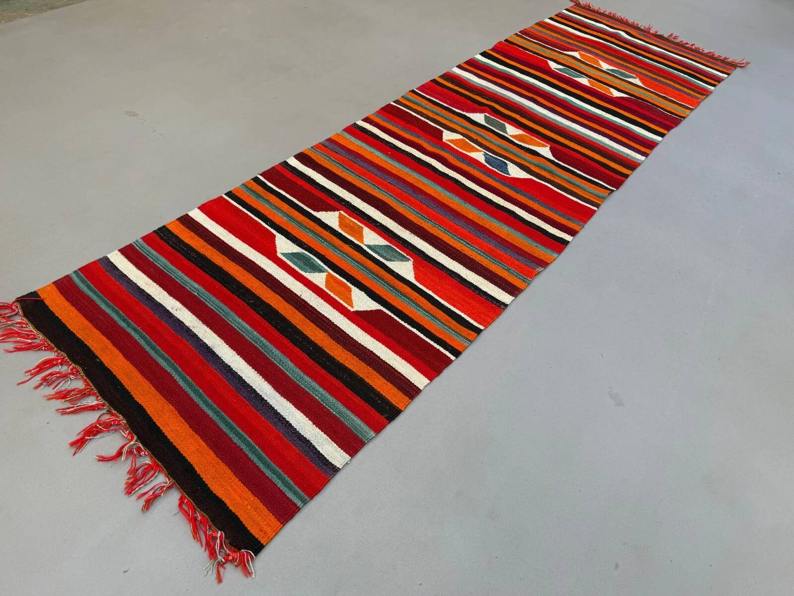 Turkish kilim runner 310x91 cm, vintage kelim rug, long and narrow 2513