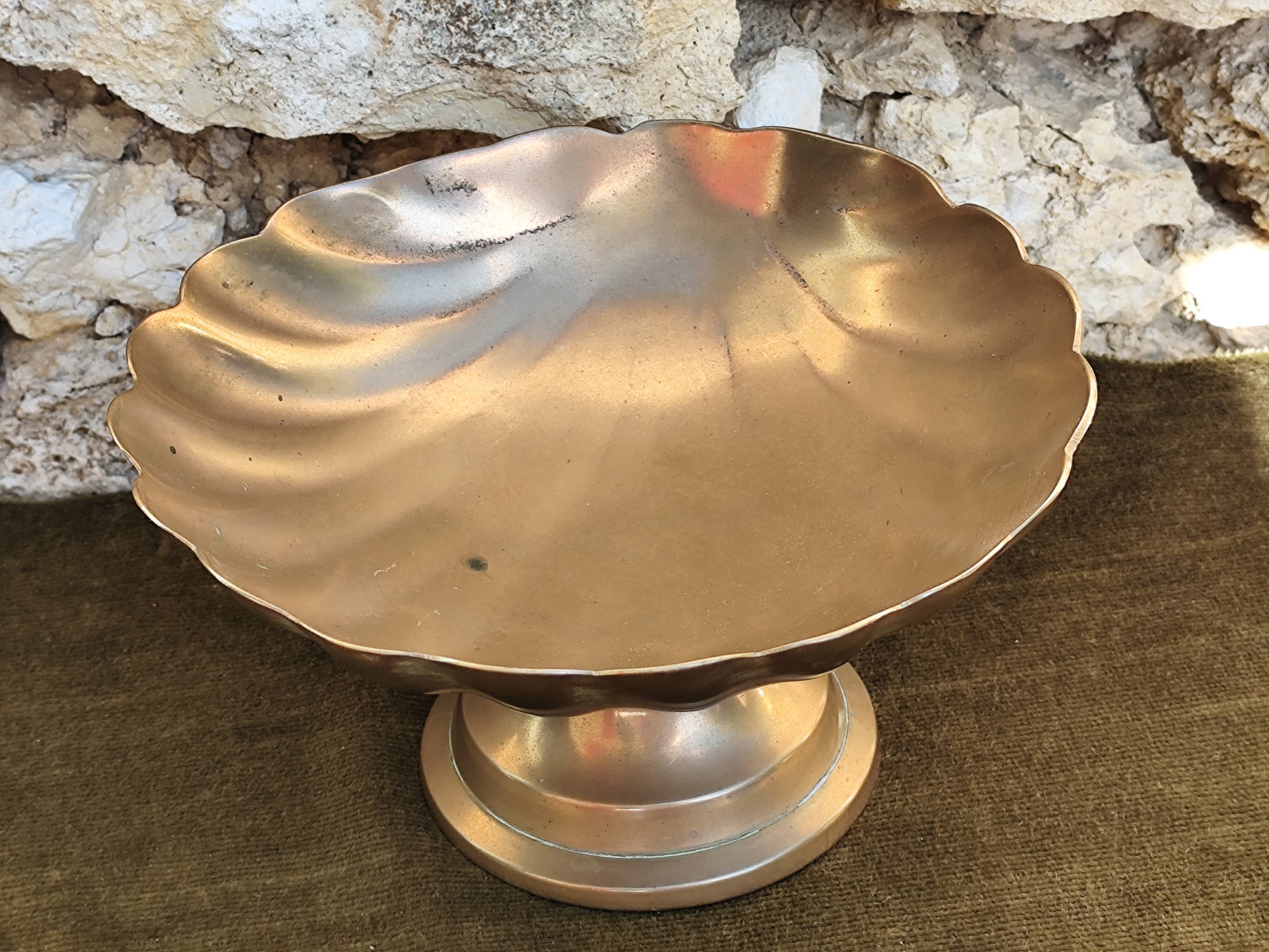 Large brass shell-shaped pocket emptier