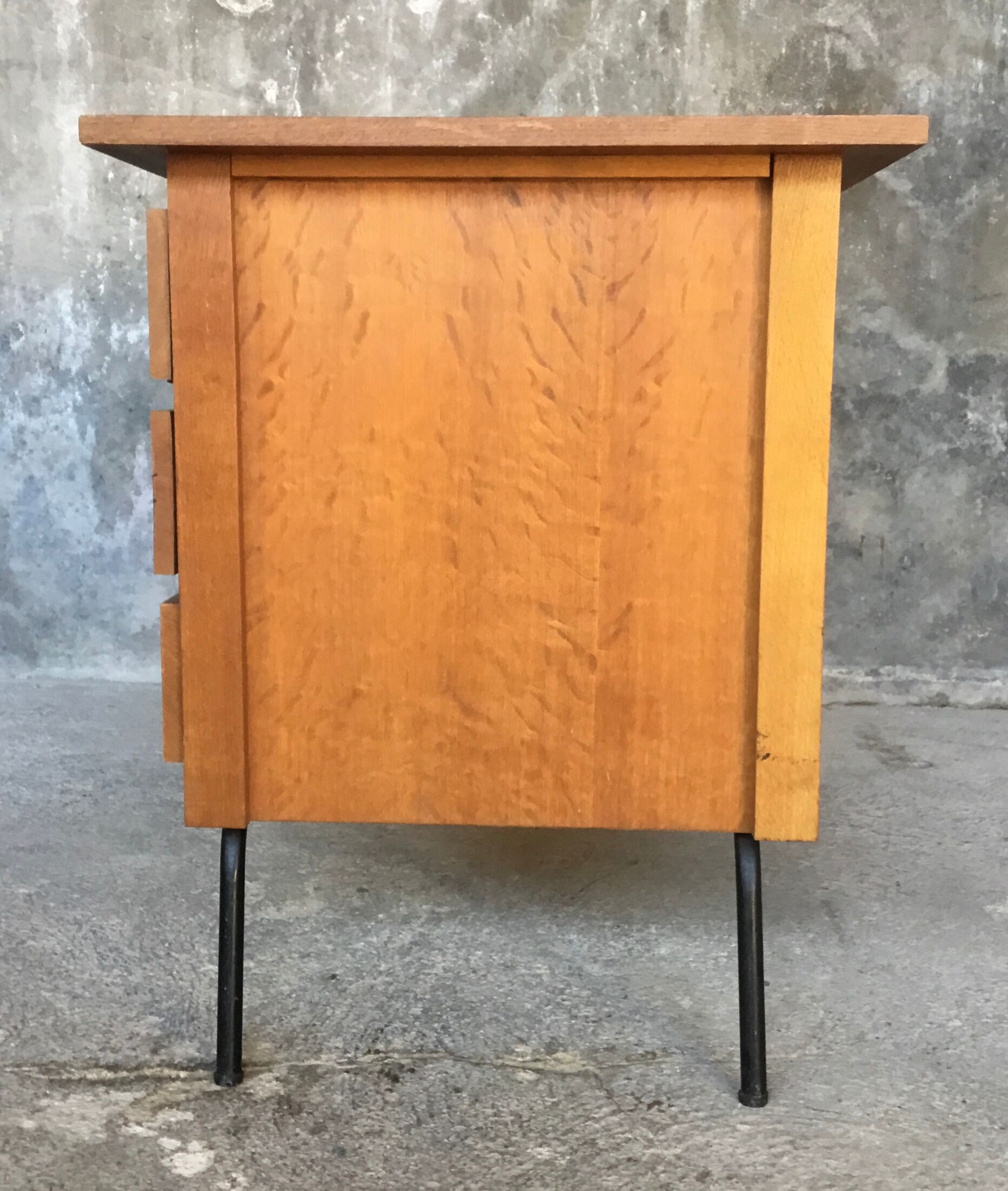Desk brand spirol