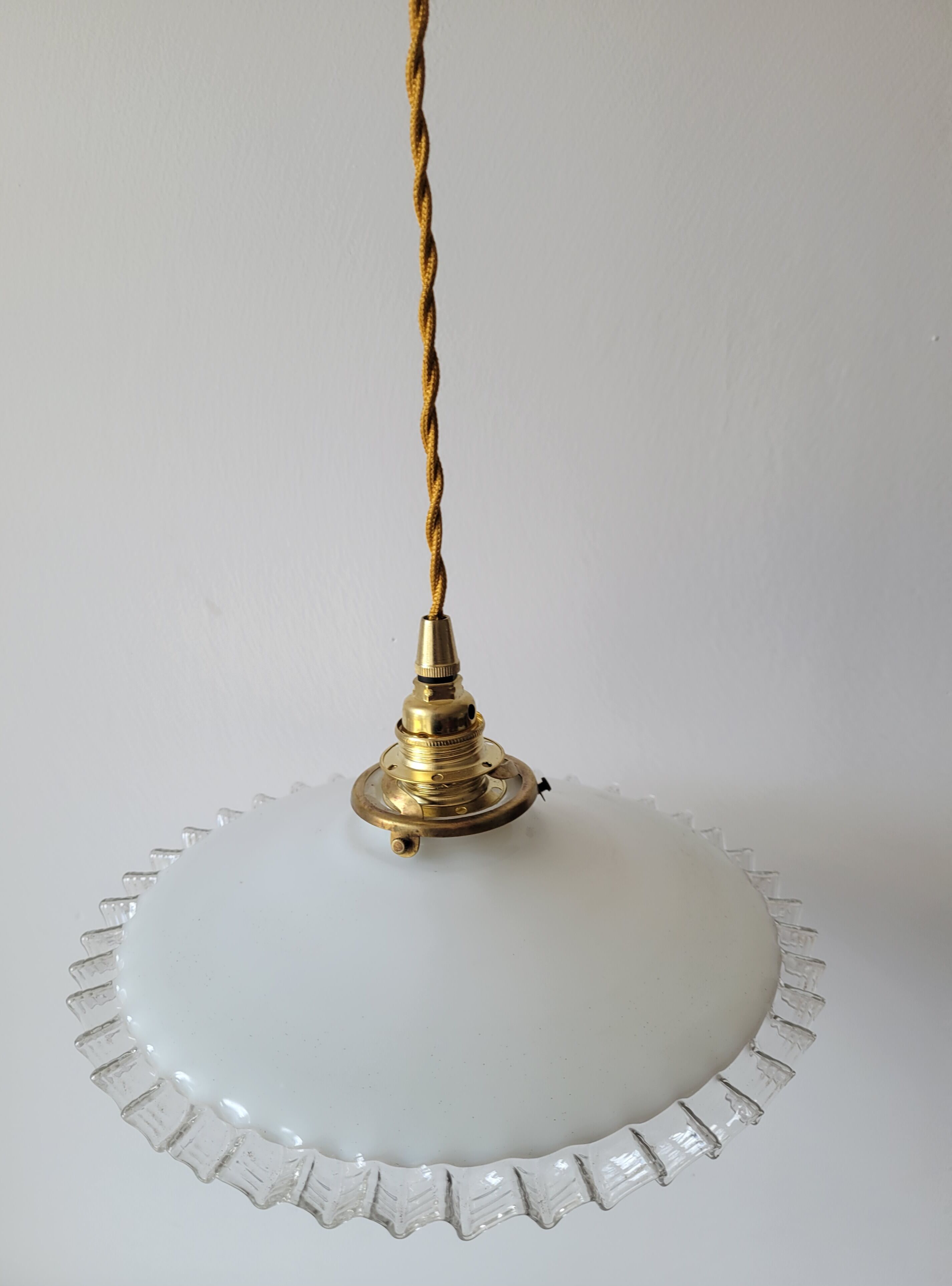 Suspension en opaline dentelée