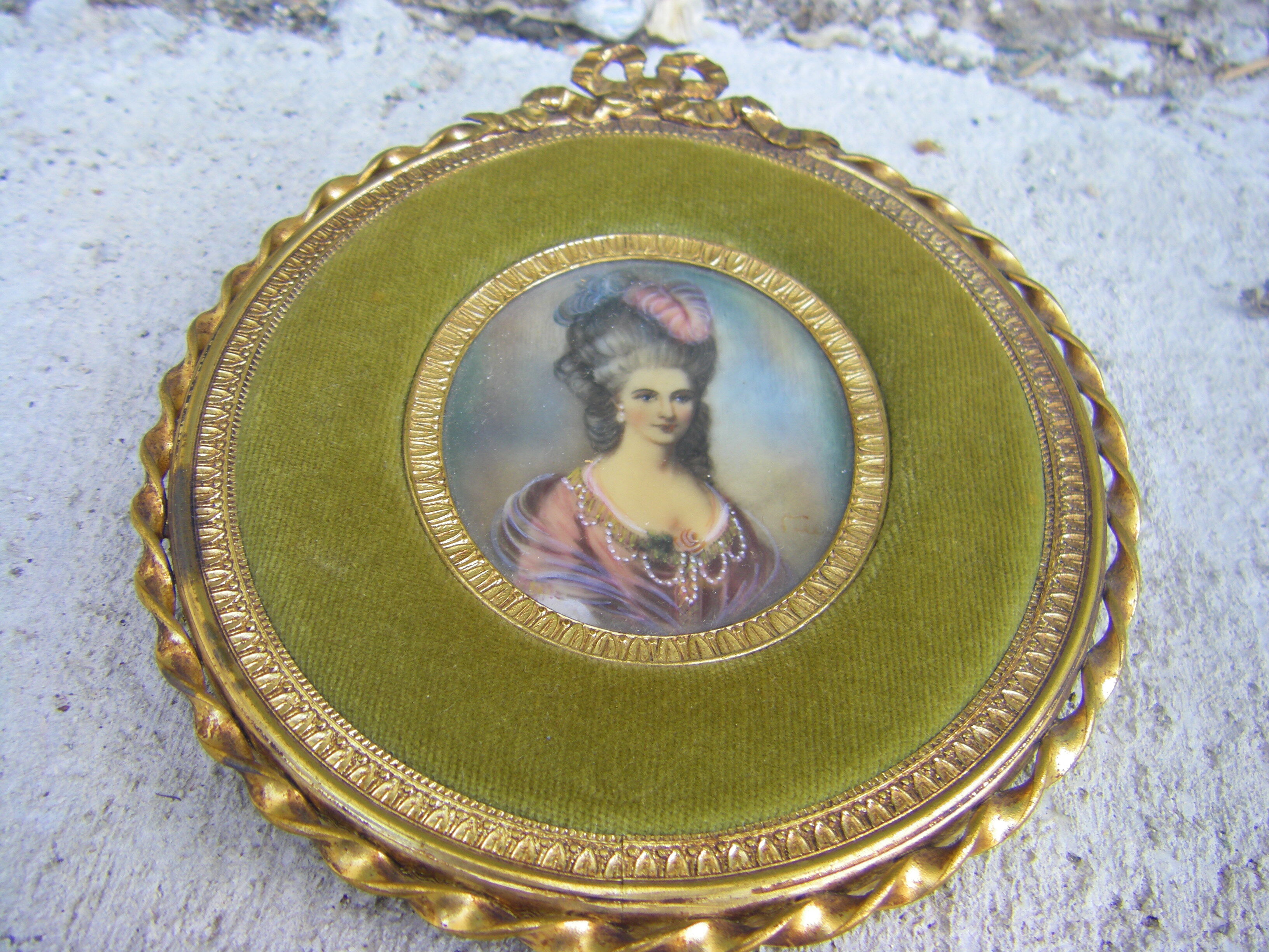 Portrait miniature medallion