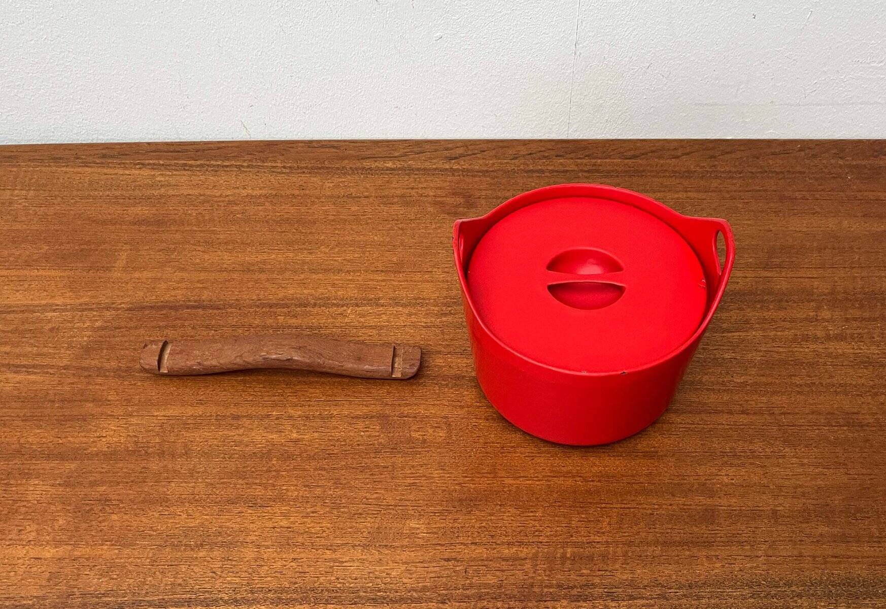 Red enamelled cast iron pot in mid-century style with teak handle by Timo Sarpaneva for Rosenlew of Finland, 1960s.