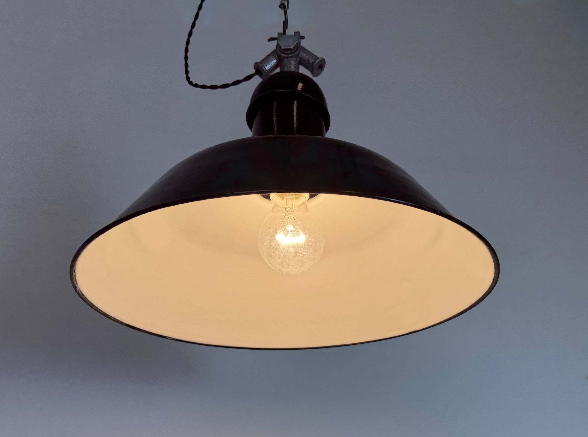 Lampe suspendue industrielle en émail noir de AEG, années 1930