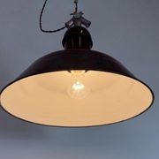 Lampe suspendue industrielle en émail noir de AEG, années 1930