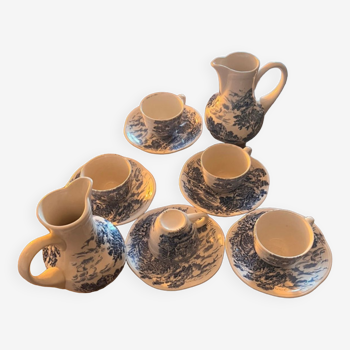 Ensemble de 5 tasses et sous tasses et de 2 carafons en porcelaine de Gien.