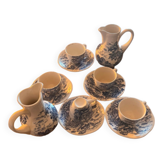 Ensemble de 5 tasses et sous tasses et de 2 carafons en porcelaine de Gien.