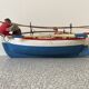 Barque de pêcheurs en bois avec deux personnages en papier maché, années 50-60