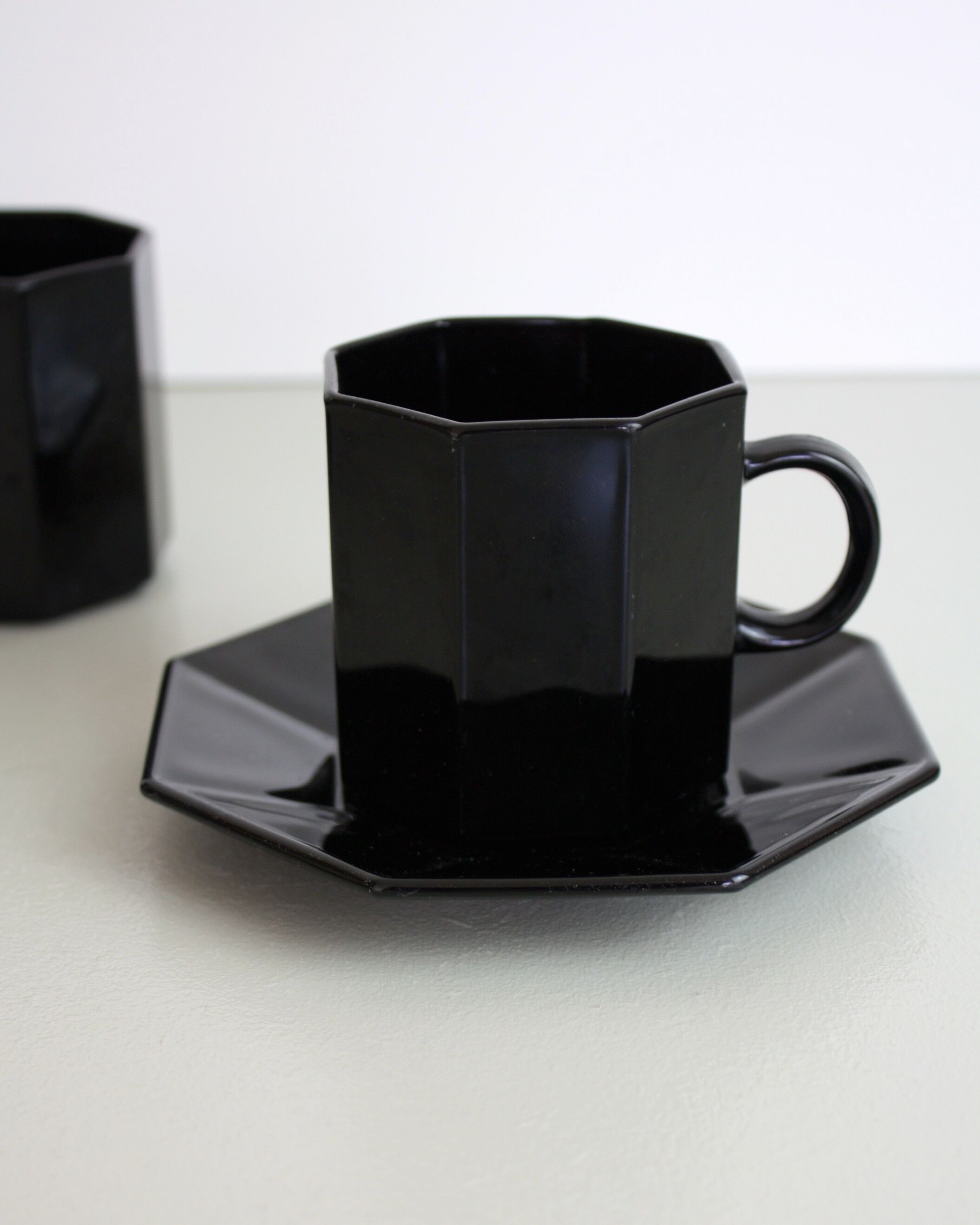 4 cups and black saucers Octime Arcoroc 80's