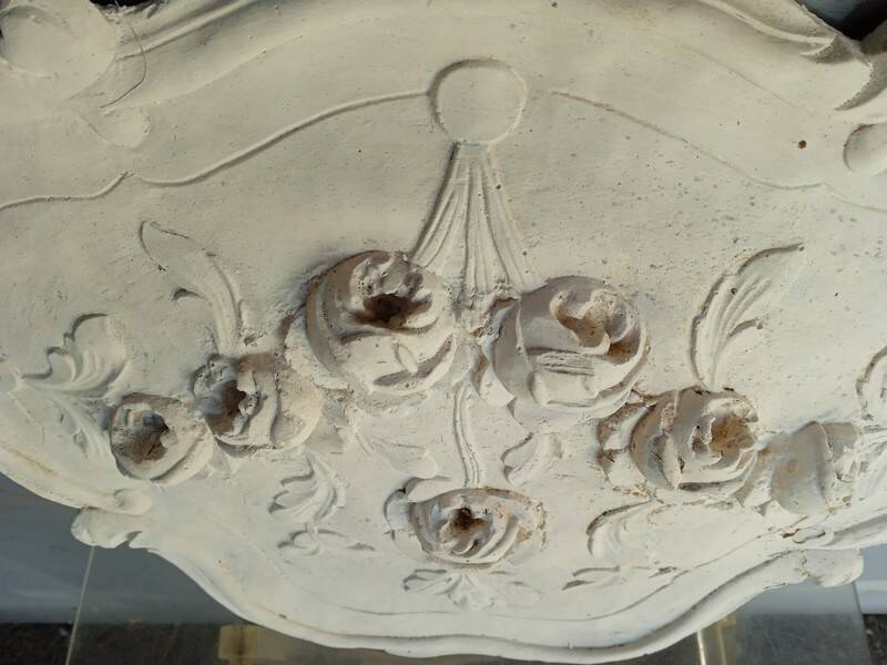 Louis XVI pediment with plaster low relief roses