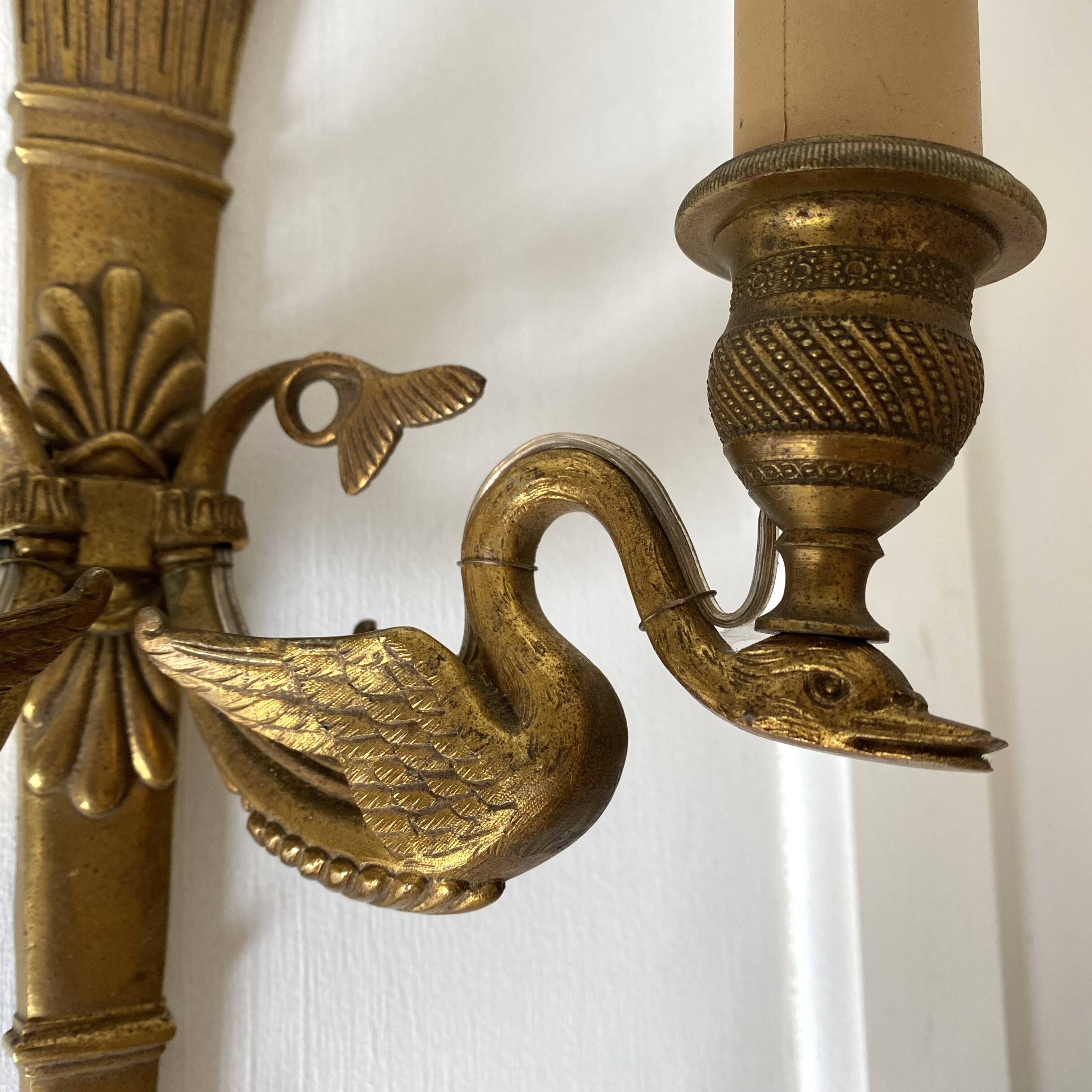 Paire d'appliques doubles en laiton style louis XVI décor de cygnes