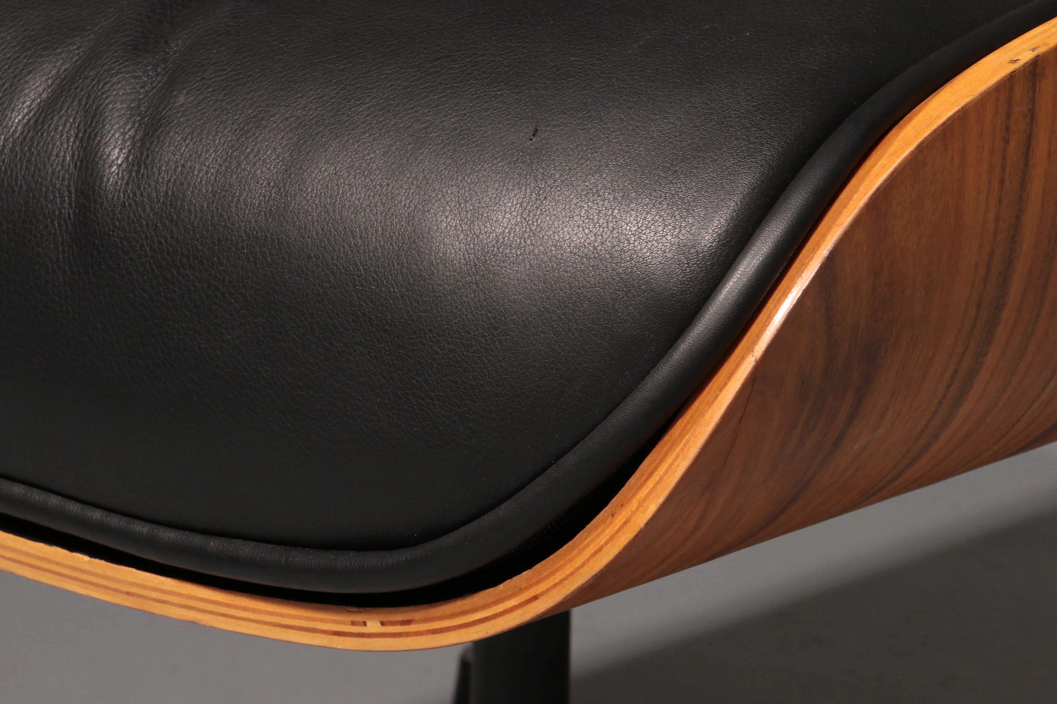 Ensemble de fauteuil et repose-pieds par Charles Eames, années 1960.