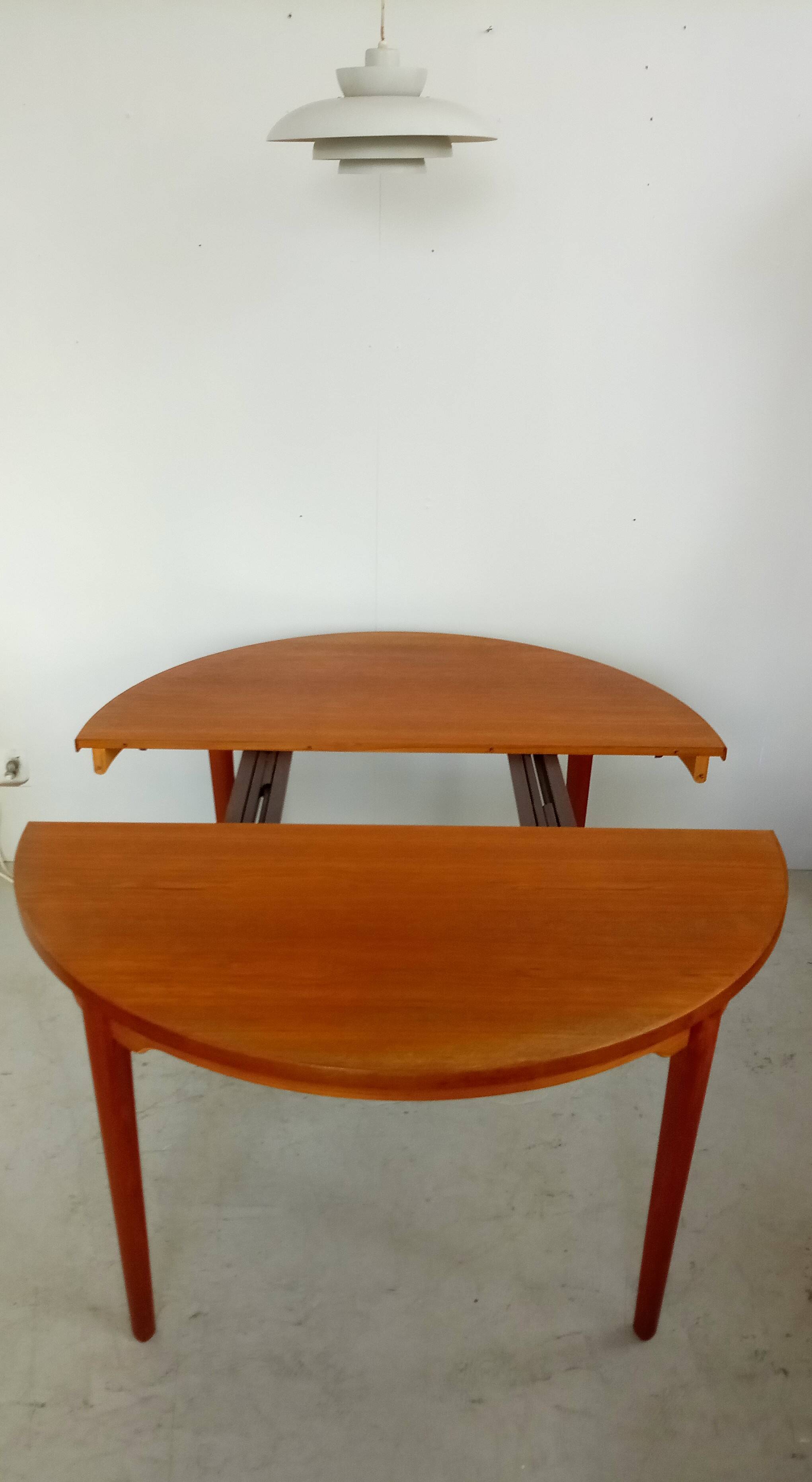 Danish round dining table by Sören Willadsen in teak, 60s