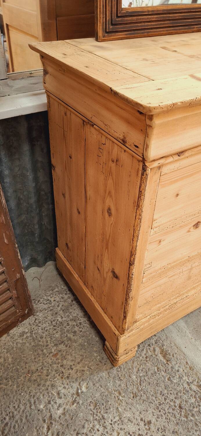 Antique chest of drawers