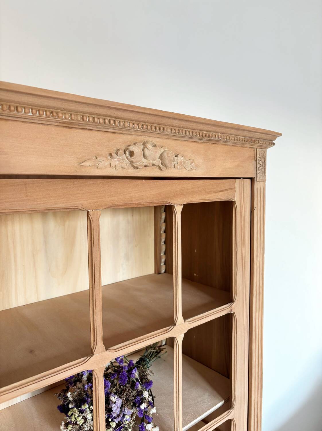 Old Parisian wardrobe solid wood ornaments