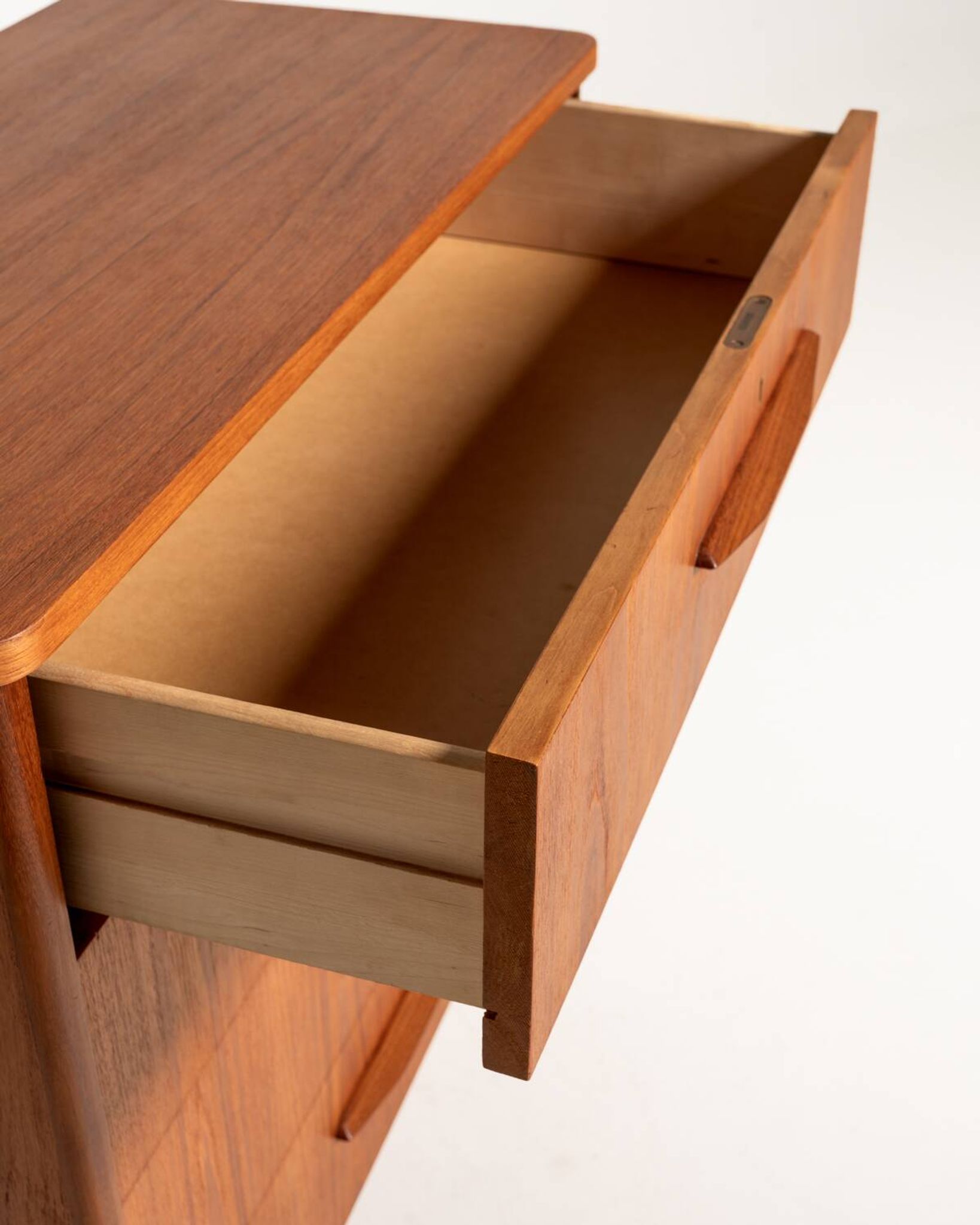 Commode en teck avec ferrules en laiton