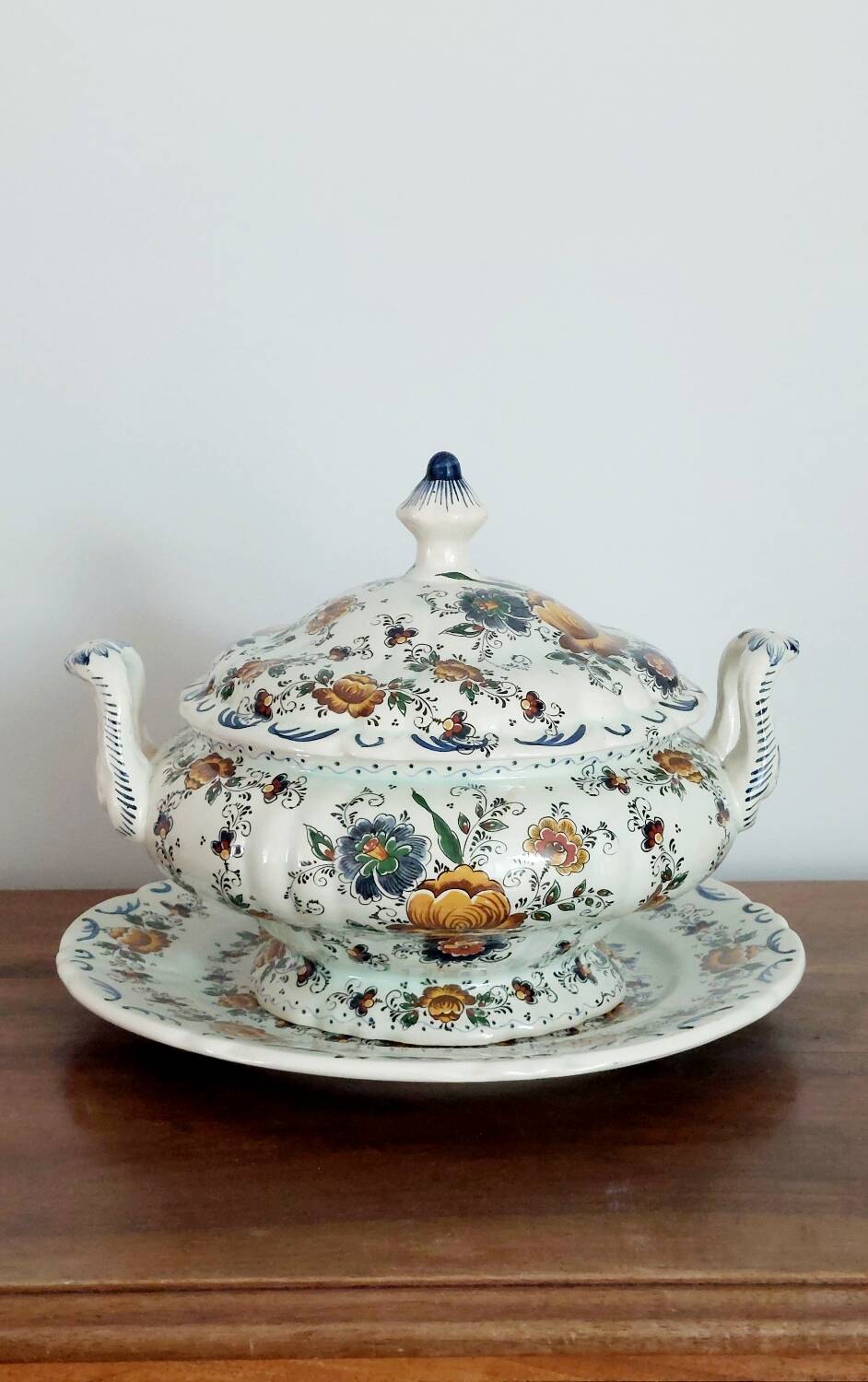 Rare - Earthenware soup tureen HB Quaregnon, floral decoration signed Hubert Becquet