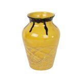 Petit vase vintage émaillé jaune orange noir motif relief 1970