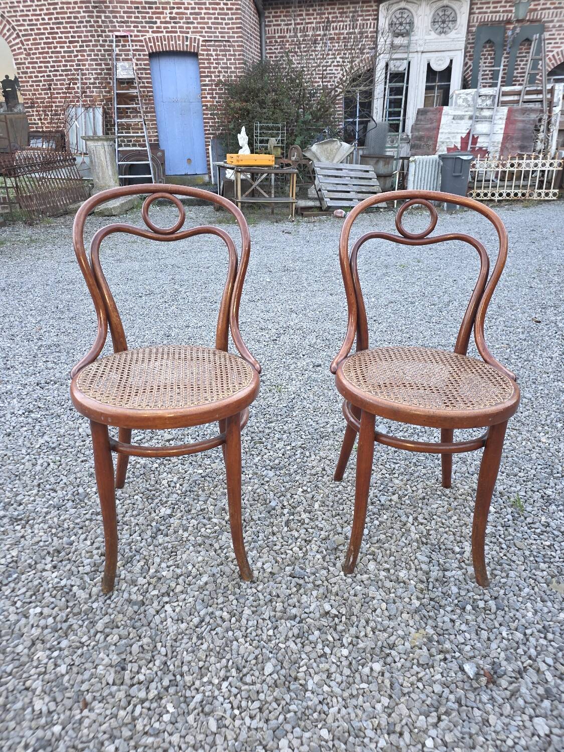 Pair of Thonet bistro chairs in bent wood no. 14