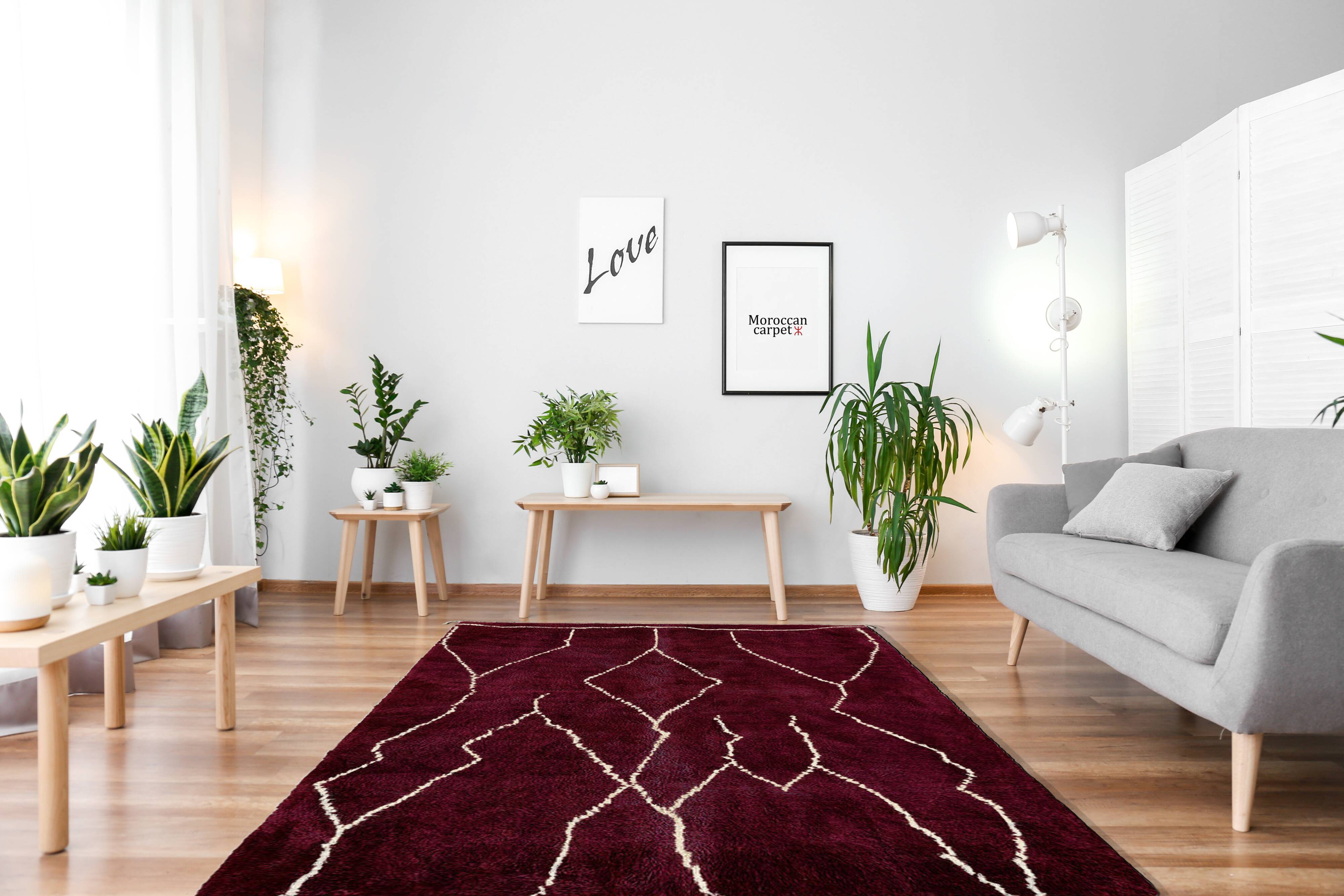 Tapis marocain moderne rouge foncé