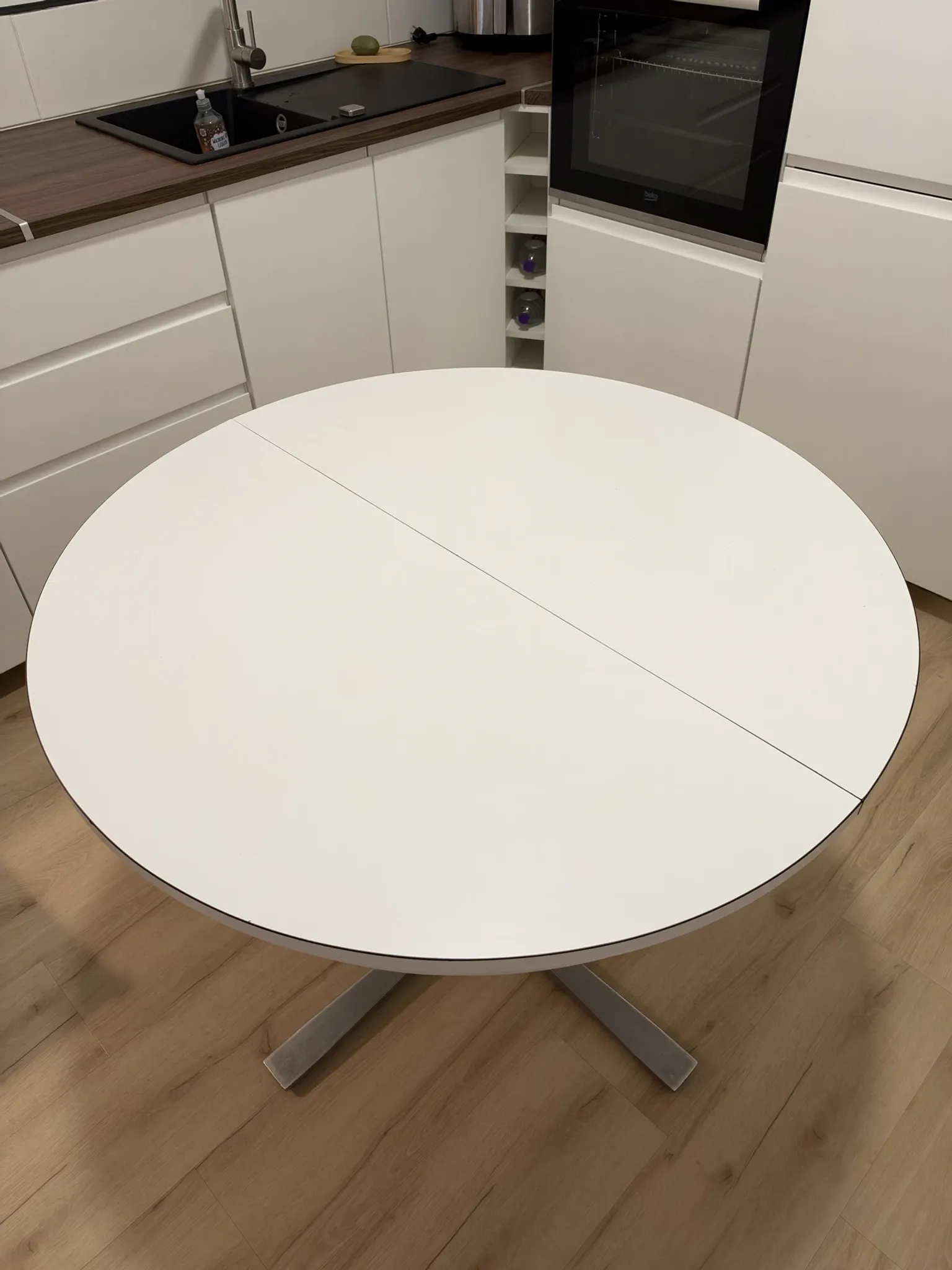 Round table Space Age Roche Bobois with integrated extensions system 1970.