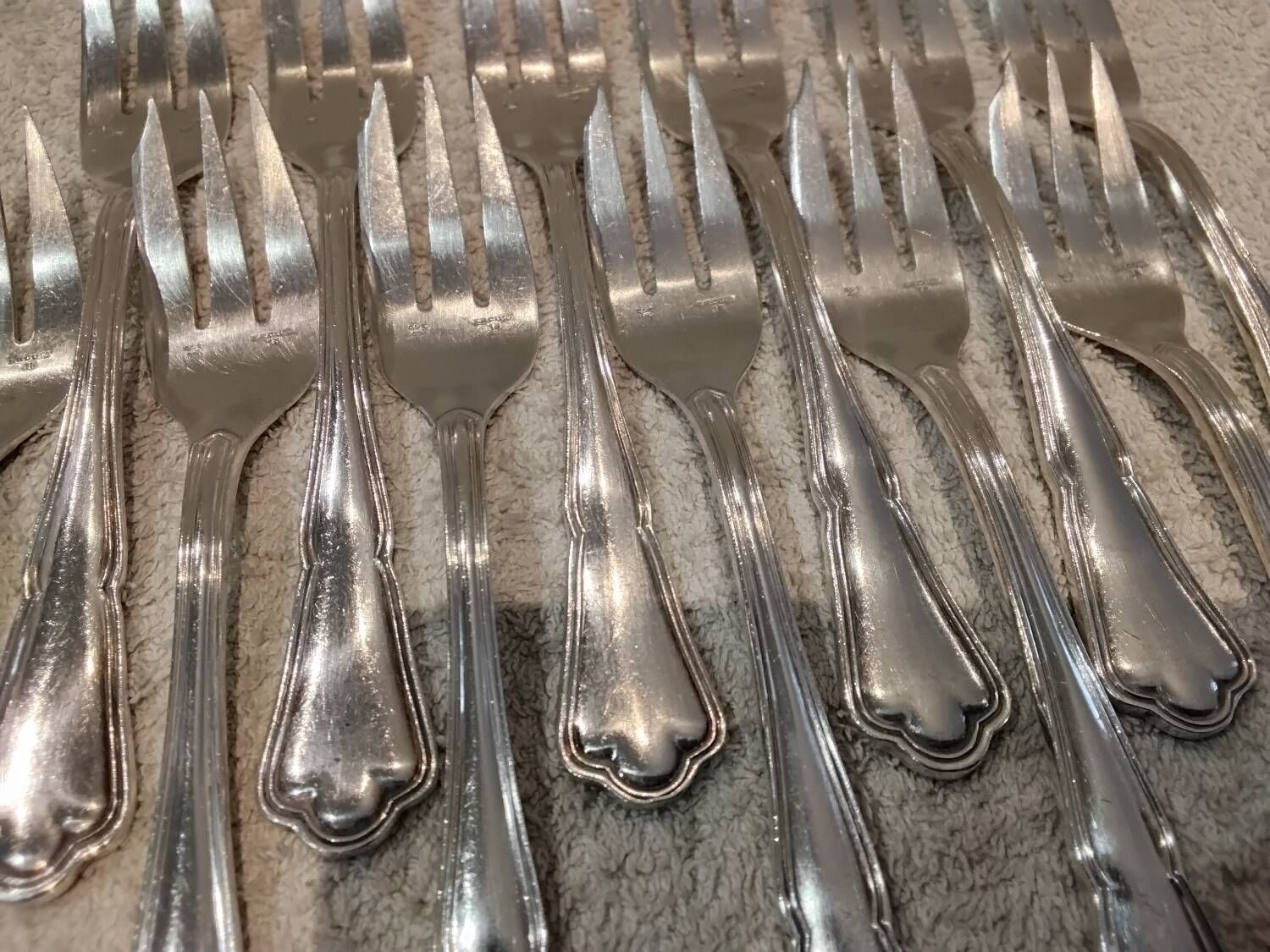 12 silver-plated metal cake forks by Ercuis silversmiths, Contours pattern