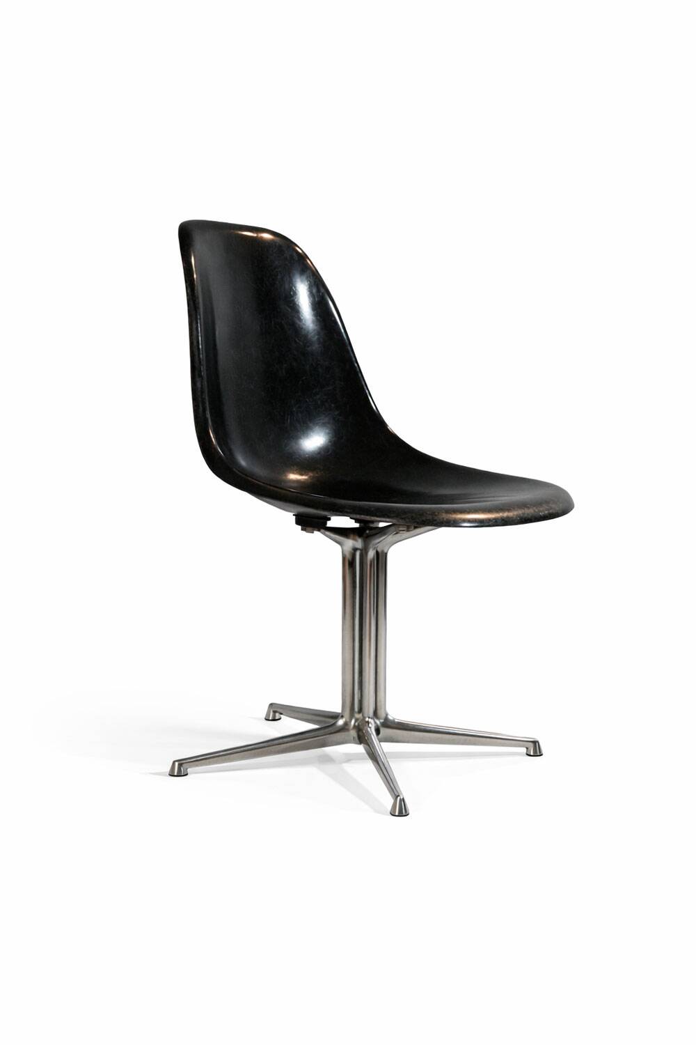 Set of 6 Charles Eames chairs