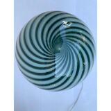 Sphère contemporaine vert laiteux dans une lampe de table tourbillon en verre de murano