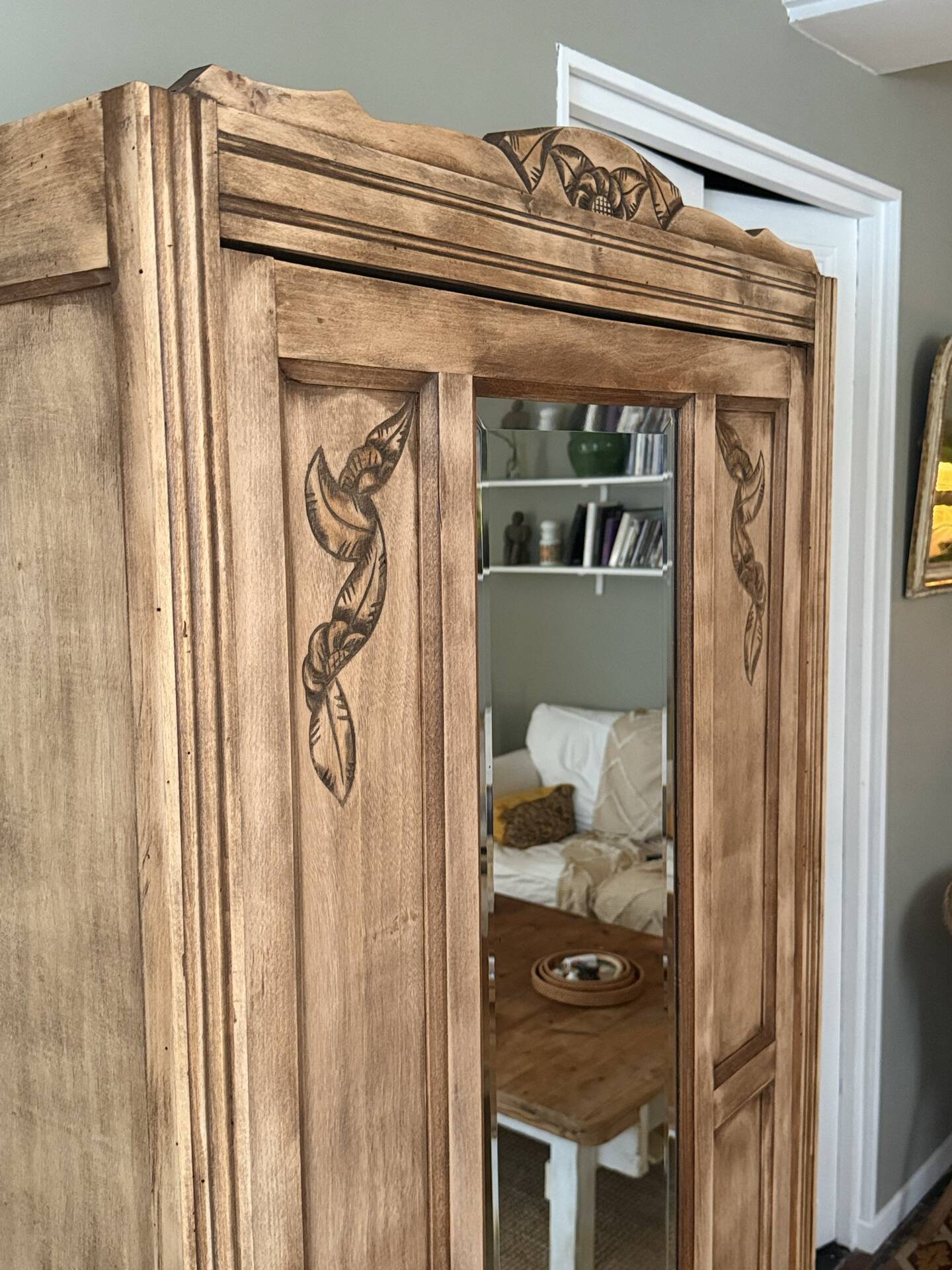 Parisian wardrobe bonnetière