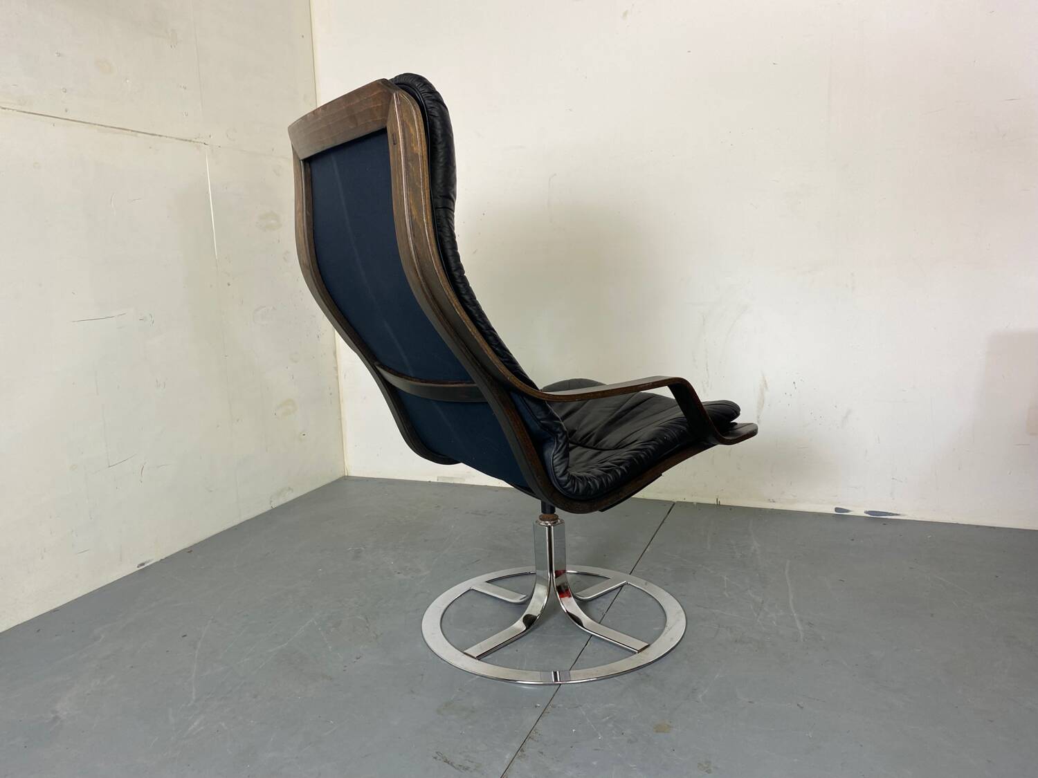 Chaise pivotante suédoise du milieu du siècle de Göte Möbler, années 1970