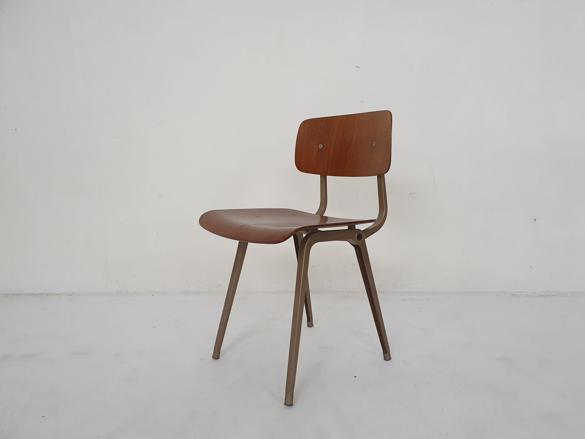 Friso Kramer fro Ahrend de Cirkel, Revolt dining chair, The Netherlands